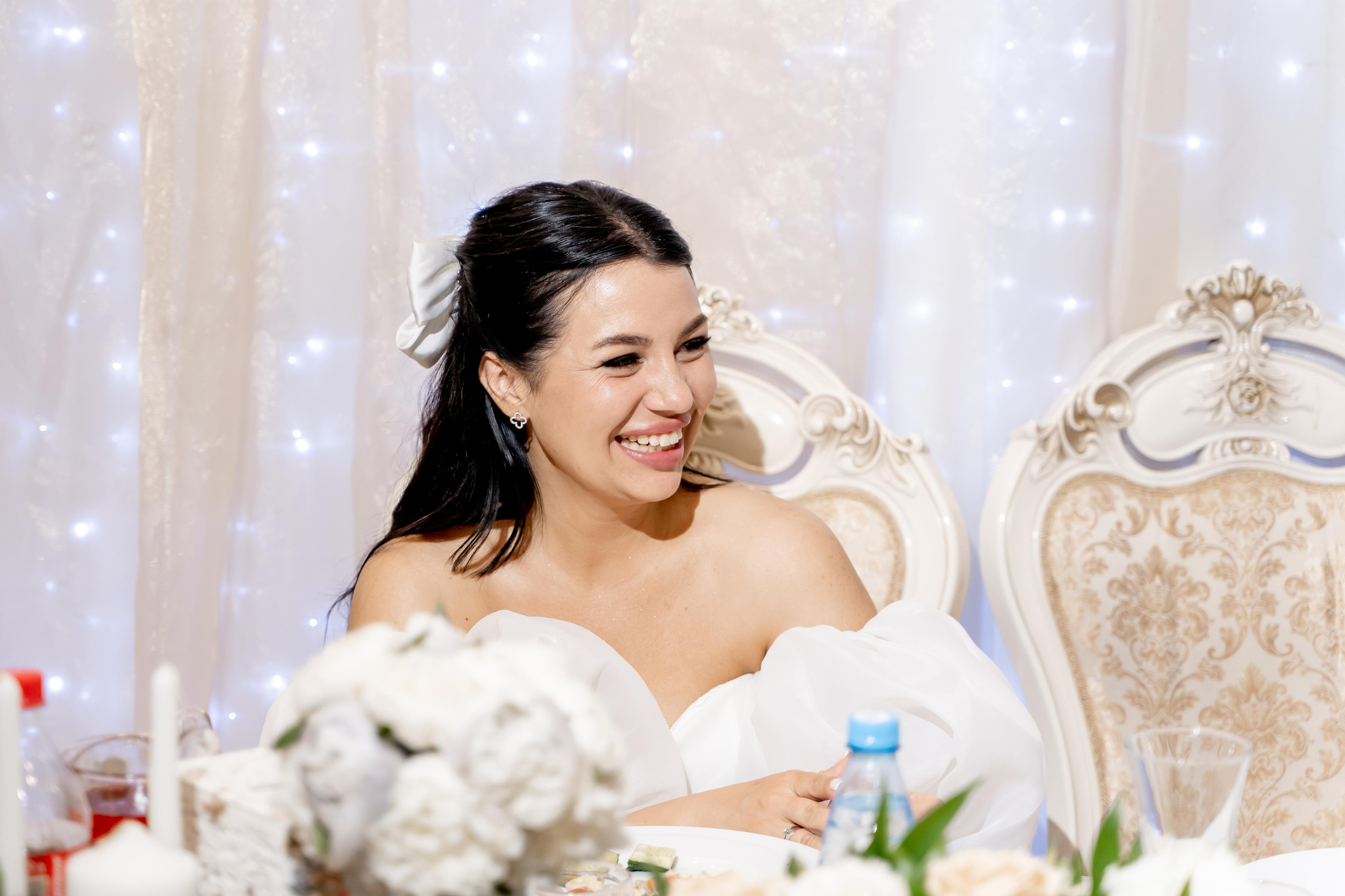 Свадебная фотосессия банкета в ресторане