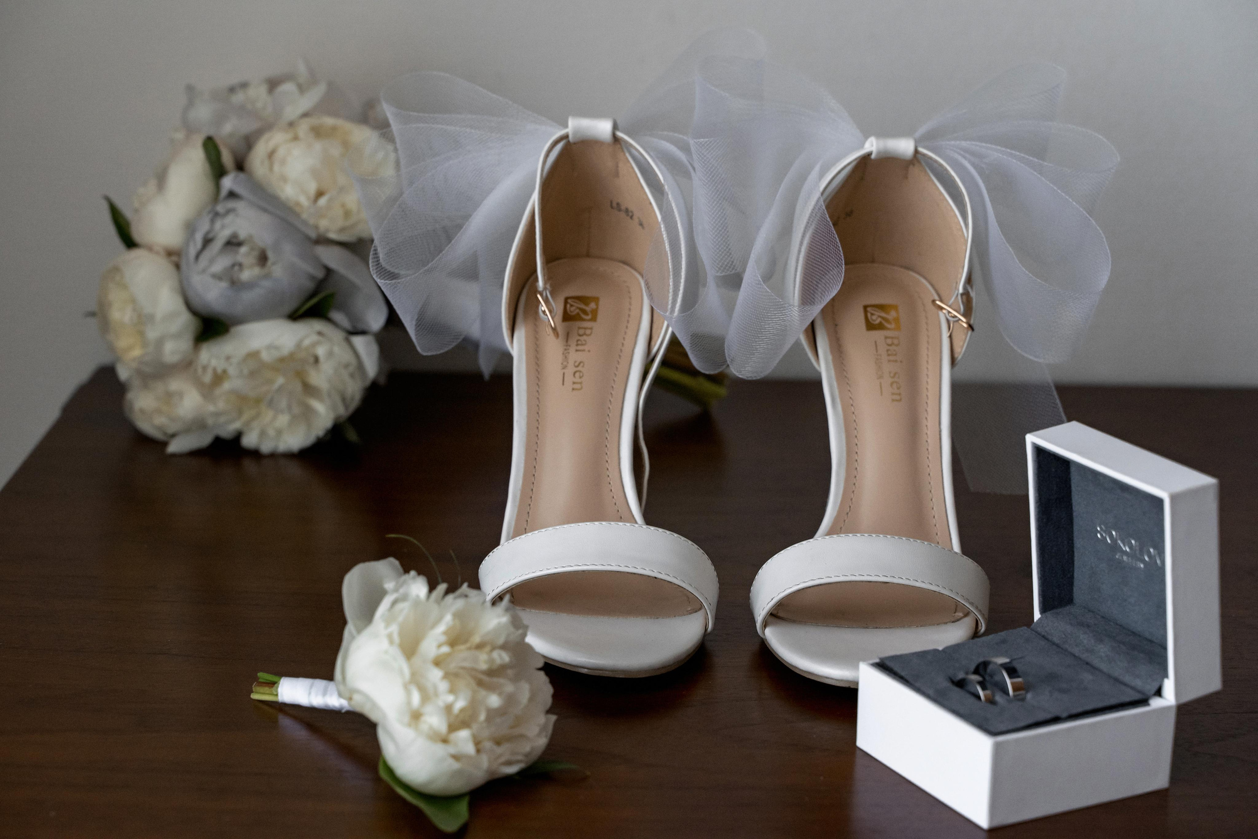 Свадебная фотосессия сборов жениха и невесты в номере отеля