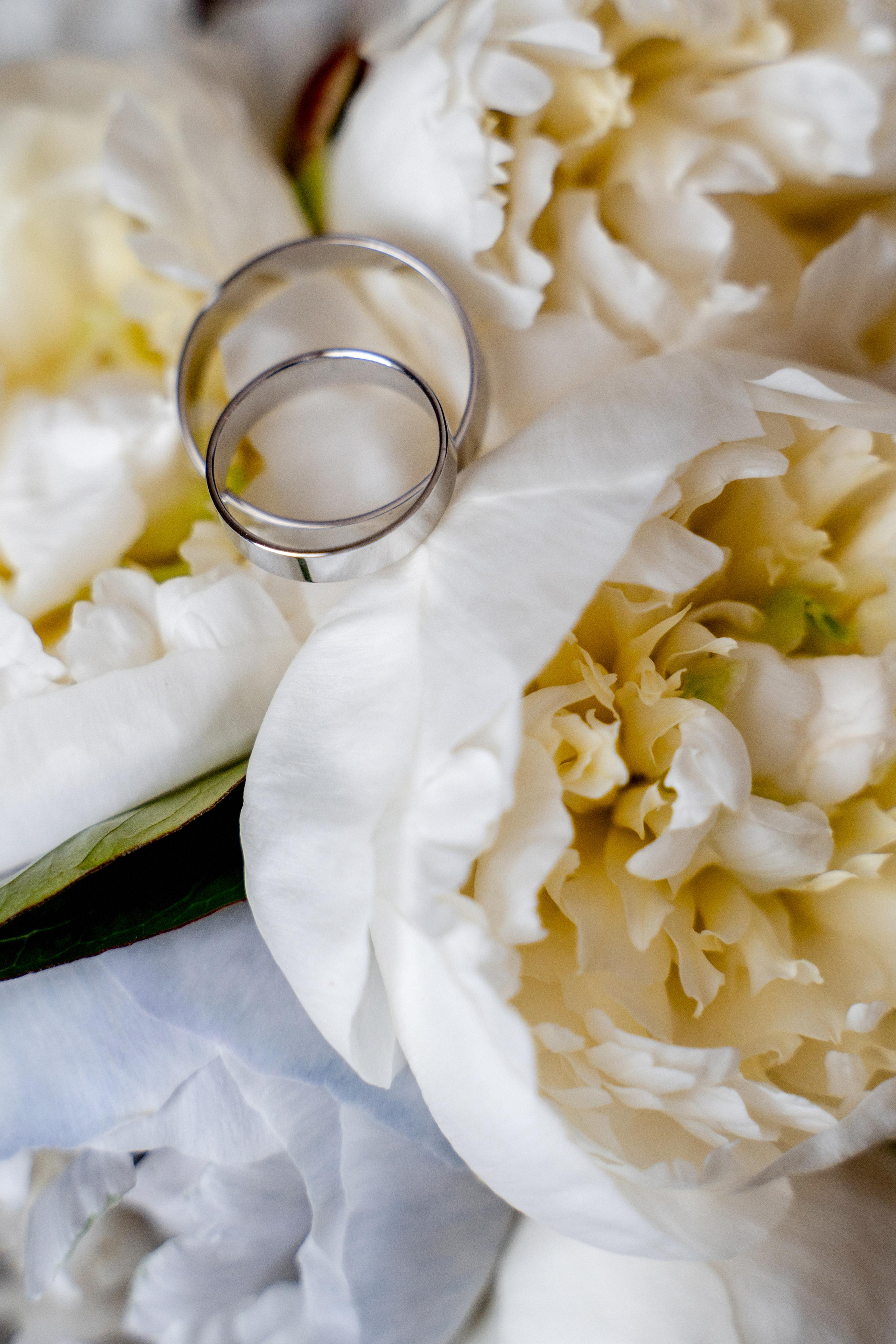 Свадебная фотосессия сборов жениха и невесты в номере отеля