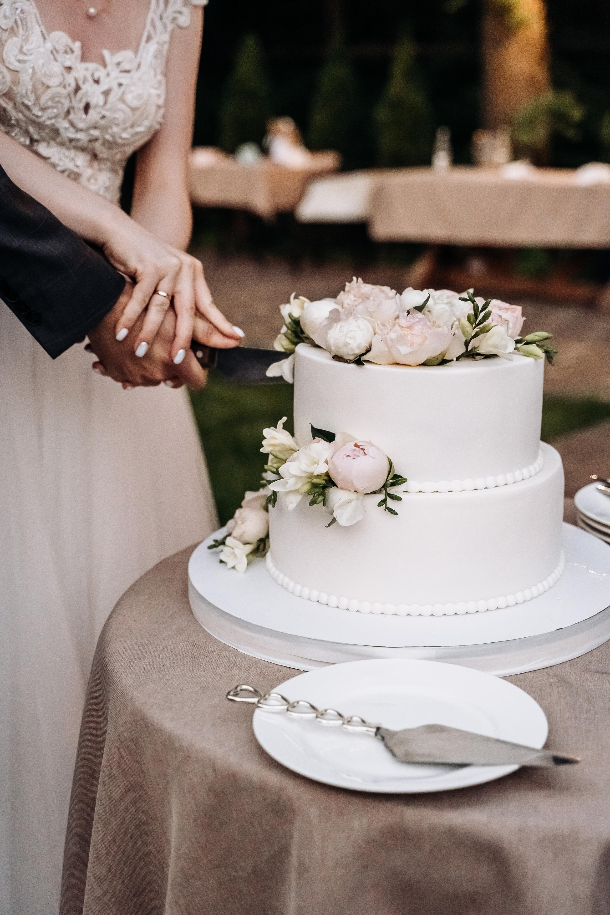 Свадебная фотосессия летом в Москве и Московской области. Свадебный торт. Индивидуальный и семейный фотограф в Москве и городе Видное. Свадебный фотограф в Москве. Свадебный фотограф в Московской области. Свадебная фотосессия 2023. Заказать свадебную фотосессию. Фотограф недорого. Красивые свадебные фотографии. Душевный фотограф. Фотограф Видное. Фотограф Домодедово. Фотограф Бутово. Фотограф Москва. Фотограф Царицыно. Свадебная фотосессия в Царицыно. Семейная фотосессия. Контент-фотосессия в Москве. Контент-фотограф. Визуал для эксперта. 