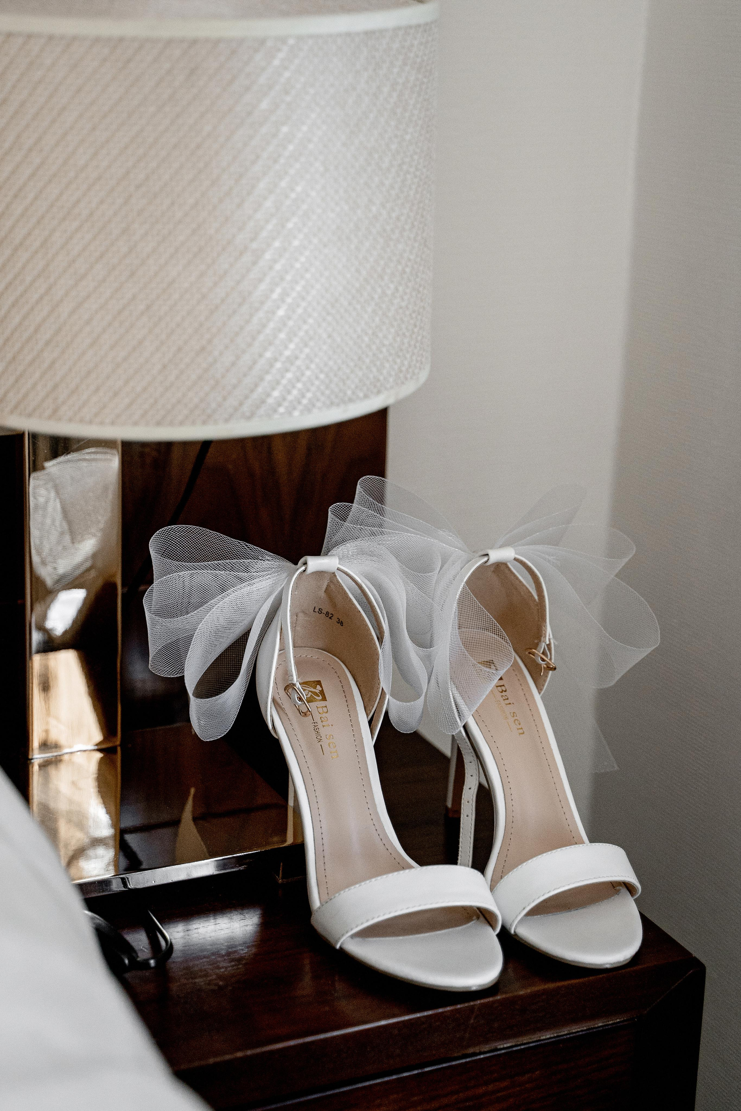 Свадебная фотосессия сборов жениха и невесты в номере отеля