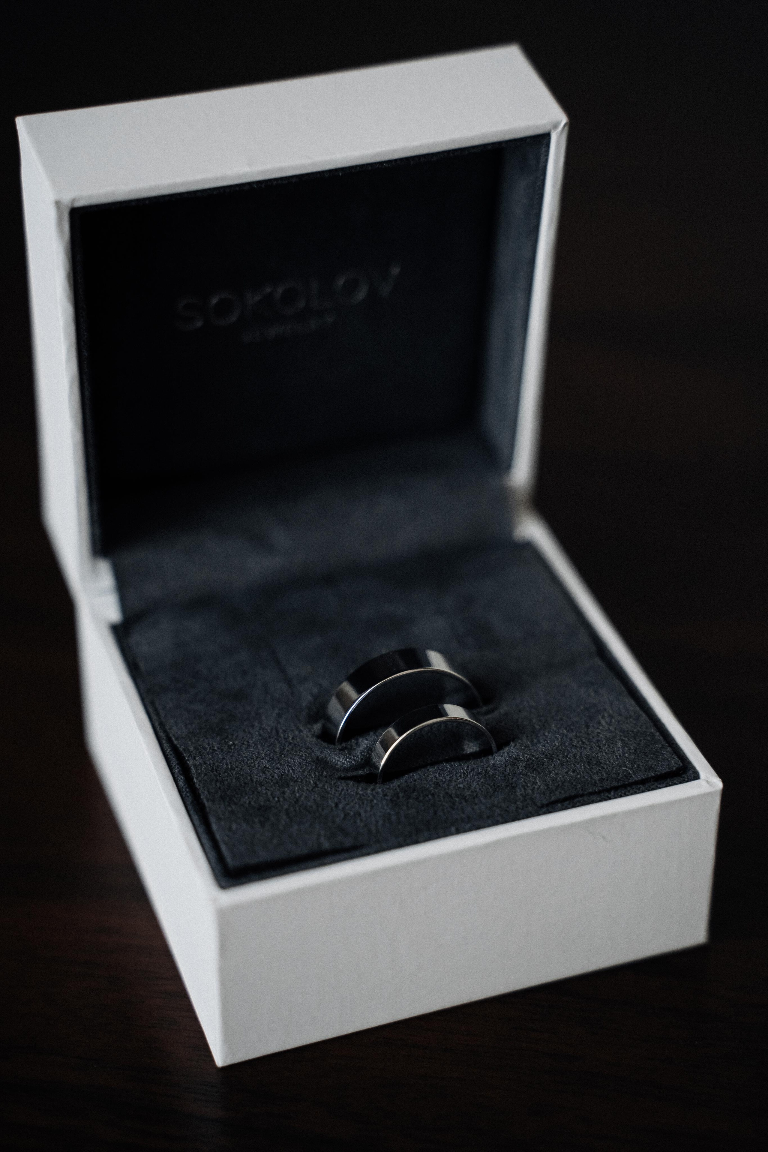 Свадебная фотосессия сборов жениха и невесты в номере отеля