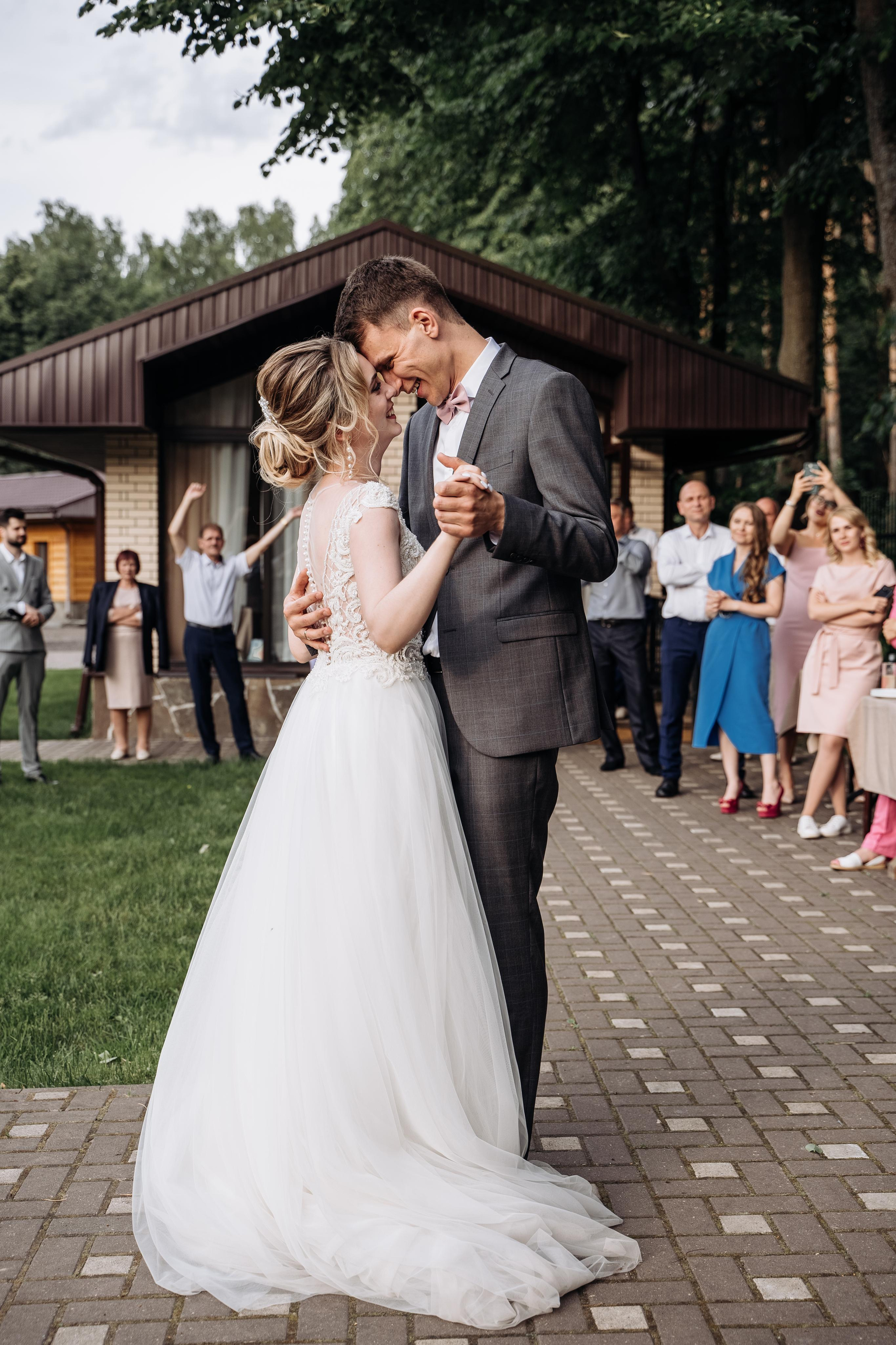 Свадебная фотосессия летом в Москве и Московской области. Первый танец. Индивидуальный и семейный фотограф в Москве и городе Видное. Свадебный фотограф в Москве. Свадебный фотограф в Московской области. Свадебная фотосессия 2023. Заказать свадебную фотосессию. Фотограф недорого. Красивые свадебные фотографии. Душевный фотограф. Фотограф Видное. Фотограф Домодедово. Фотограф Бутово. Фотограф Москва. Фотограф Царицыно. Свадебная фотосессия в Царицыно. Семейная фотосессия. Контент-фотосессия в Москве. Контент-фотограф. Визуал для эксперта. 