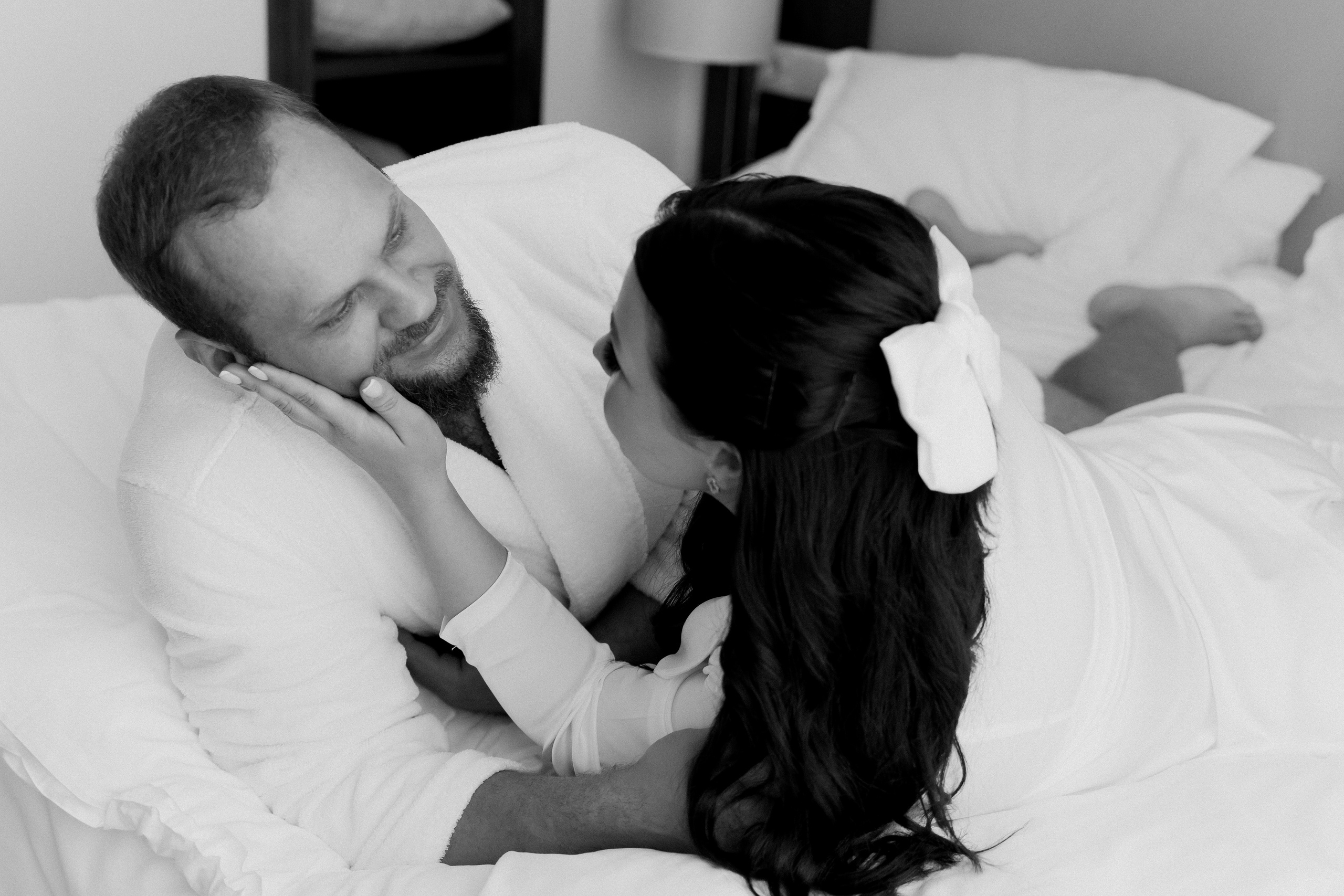 Свадебная фотосессия сборов жениха и невесты в номере отеля