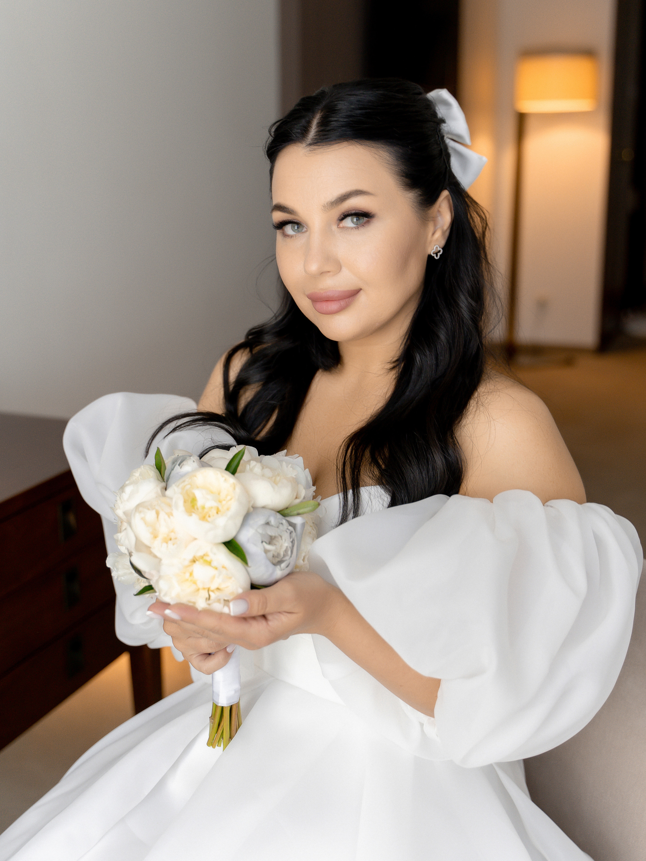 Свадебная фотосессия сборов жениха и невесты в номере отеля