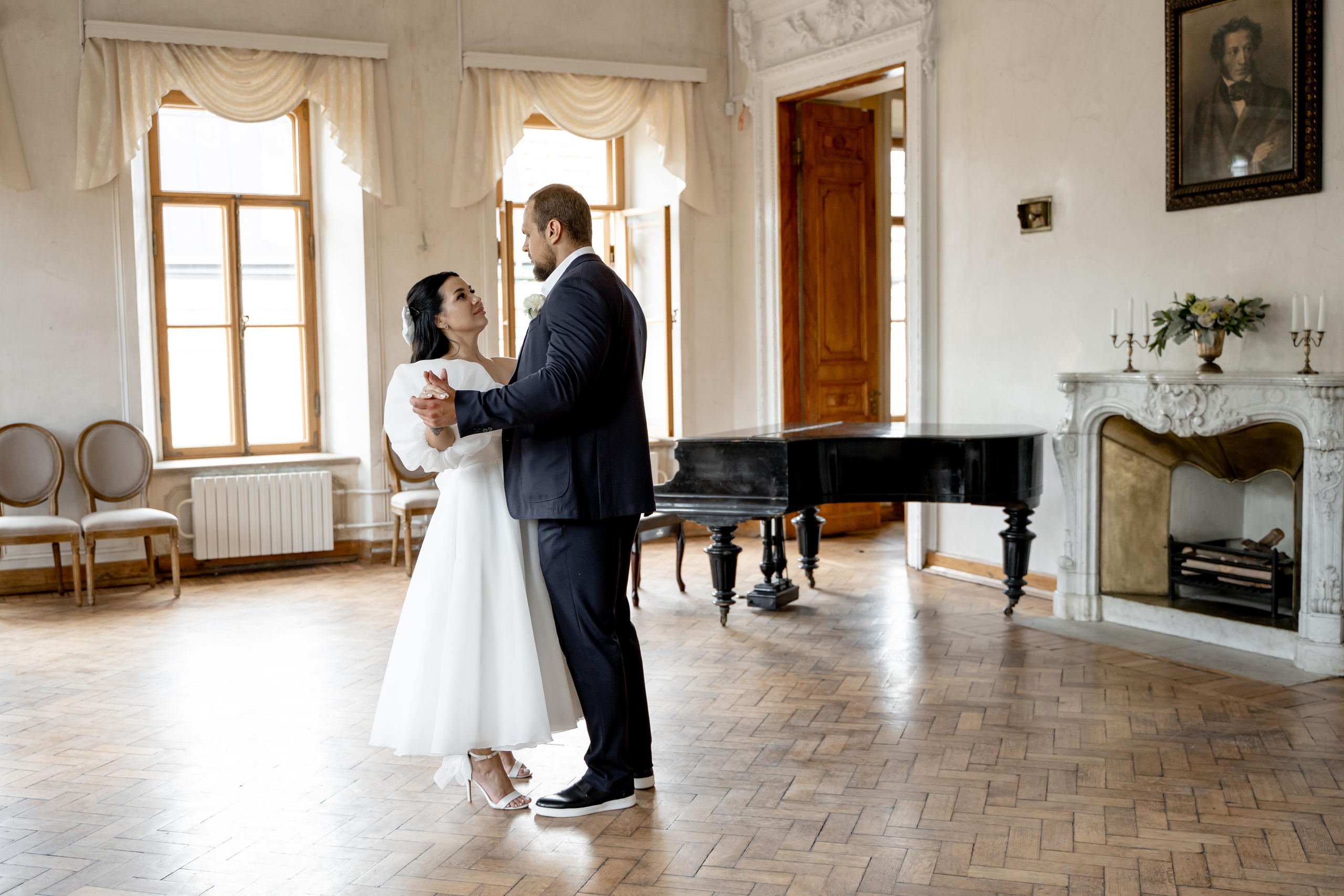 Свадебная фотосессия в библиотеке Пушкина.Индивидуальный и семейный фотограф в Москве и городе Видное. Свадебный фотограф в Москве. Свадебный фотограф в Московской области. Свадебная фотосессия 2023. Заказать свадебную фотосессию. Фотограф недорого. Красивые свадебные фотографии. Душевный фотограф. Фотограф Видное. Фотограф Домодедово. Фотограф Бутово. Фотограф Москва. Фотограф Царицыно. Свадебная фотосессия в Царицыно. Семейная фотосессия. Контент-фотосессия в Москве. Контент-фотограф. Визуал для эксперта.  