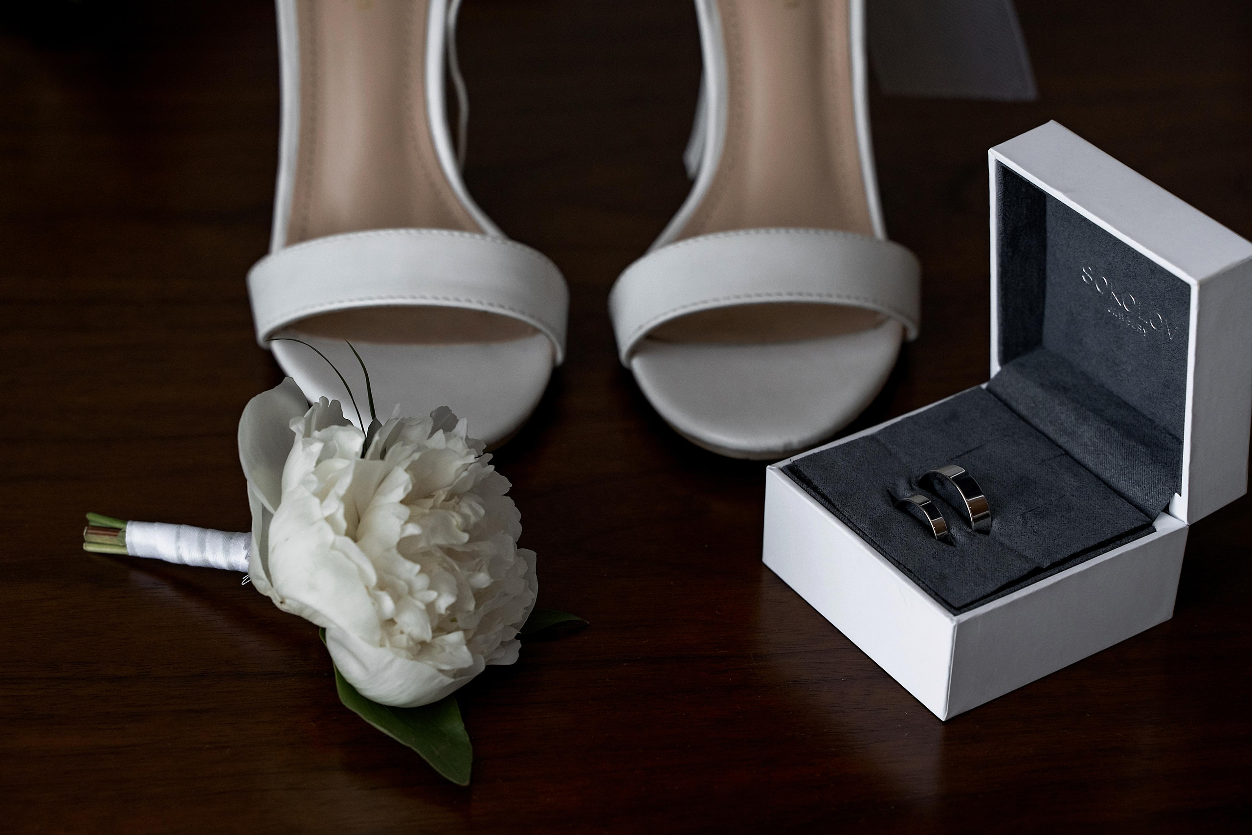 Свадебная фотосессия сборов жениха и невесты в номере отеля