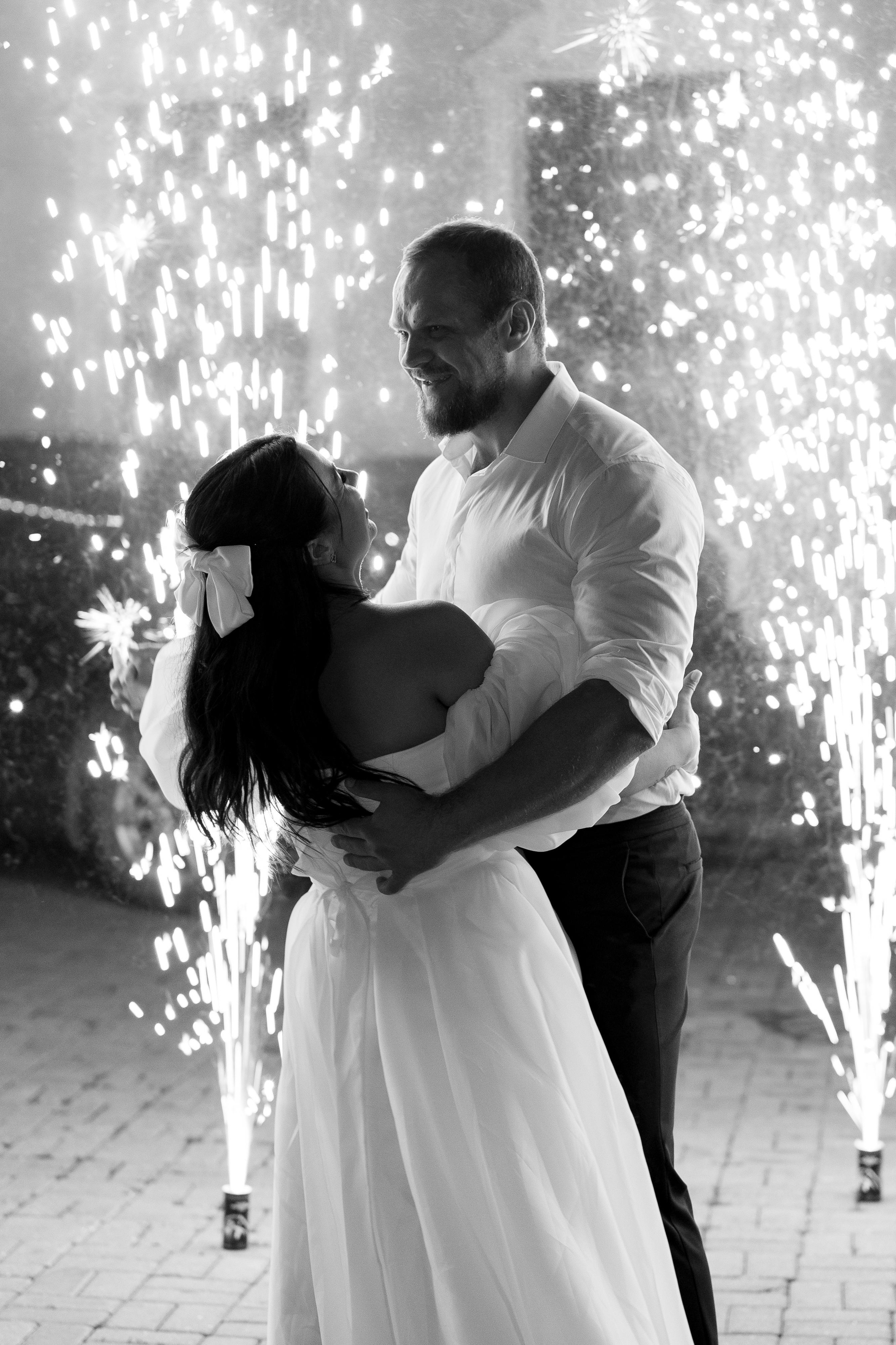 Свадебная фотосессия. Бенгальские огни. Индивидуальный и семейный фотограф в Москве и городе Видное. Свадебный фотограф в Москве. Свадебный фотограф в Московской области. Свадебная фотосессия 2023. Заказать свадебную фотосессию. Фотограф недорого. Красивые свадебные фотографии. Душевный фотограф. Фотограф Видное. Фотограф Домодедово. Фотограф Бутово. Фотограф Москва. Фотограф Царицыно. Свадебная фотосессия в Царицыно. Семейная фотосессия. Контент-фотосессия в Москве. Контент-фотограф. Визуал для эксперта. 