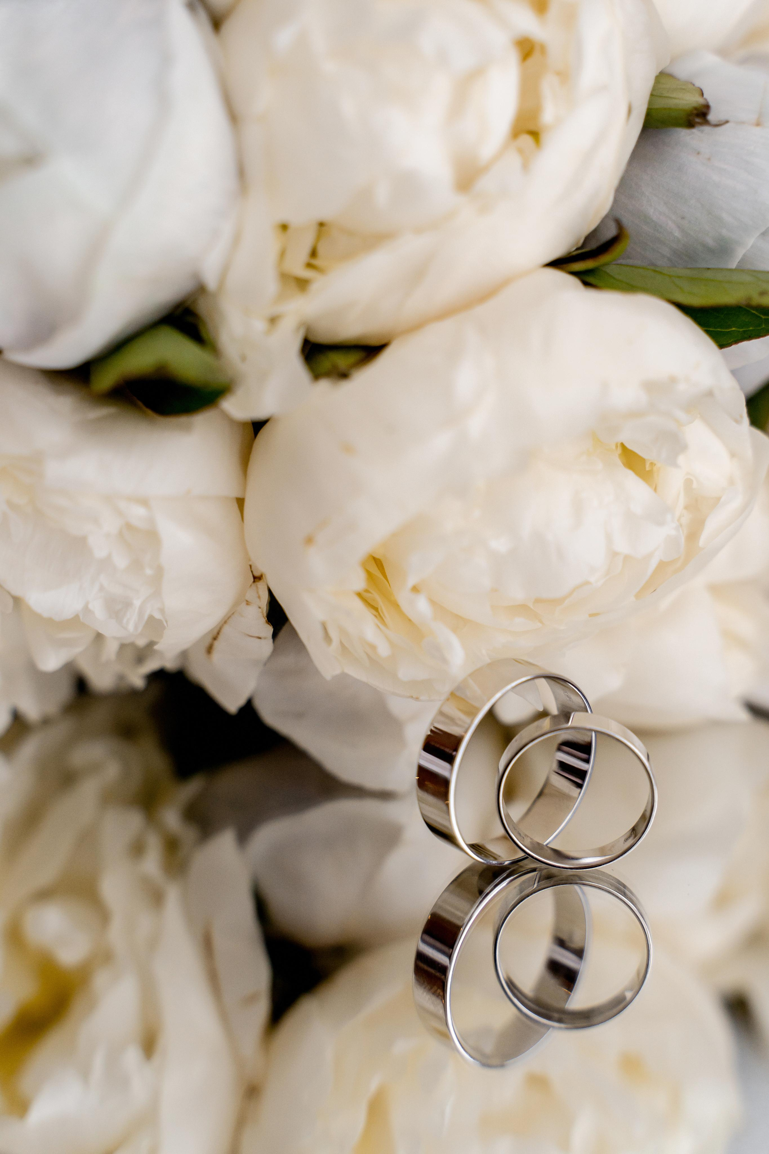 Свадебная фотосессия сборов жениха и невесты в номере отеля