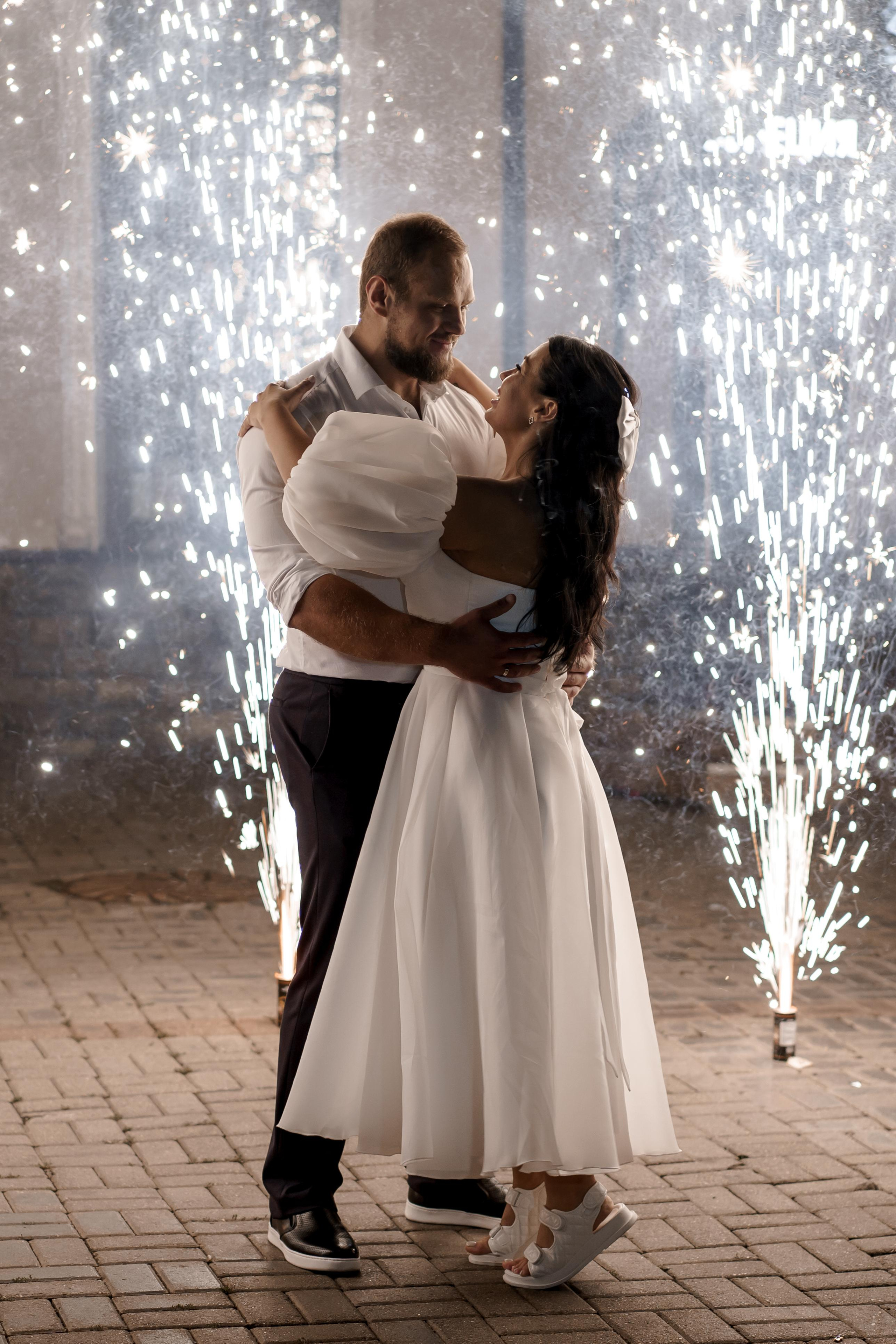 Свадебная фотосессия. Бенгальские огни. Индивидуальный и семейный фотограф в Москве и городе Видное. Свадебный фотограф в Москве. Свадебный фотограф в Московской области. Свадебная фотосессия 2023. Заказать свадебную фотосессию. Фотограф недорого. Красивые свадебные фотографии. Душевный фотограф. Фотограф Видное. Фотограф Домодедово. Фотограф Бутово. Фотограф Москва. Фотограф Царицыно. Свадебная фотосессия в Царицыно. Семейная фотосессия. Контент-фотосессия в Москве. Контент-фотограф. Визуал для эксперта. 