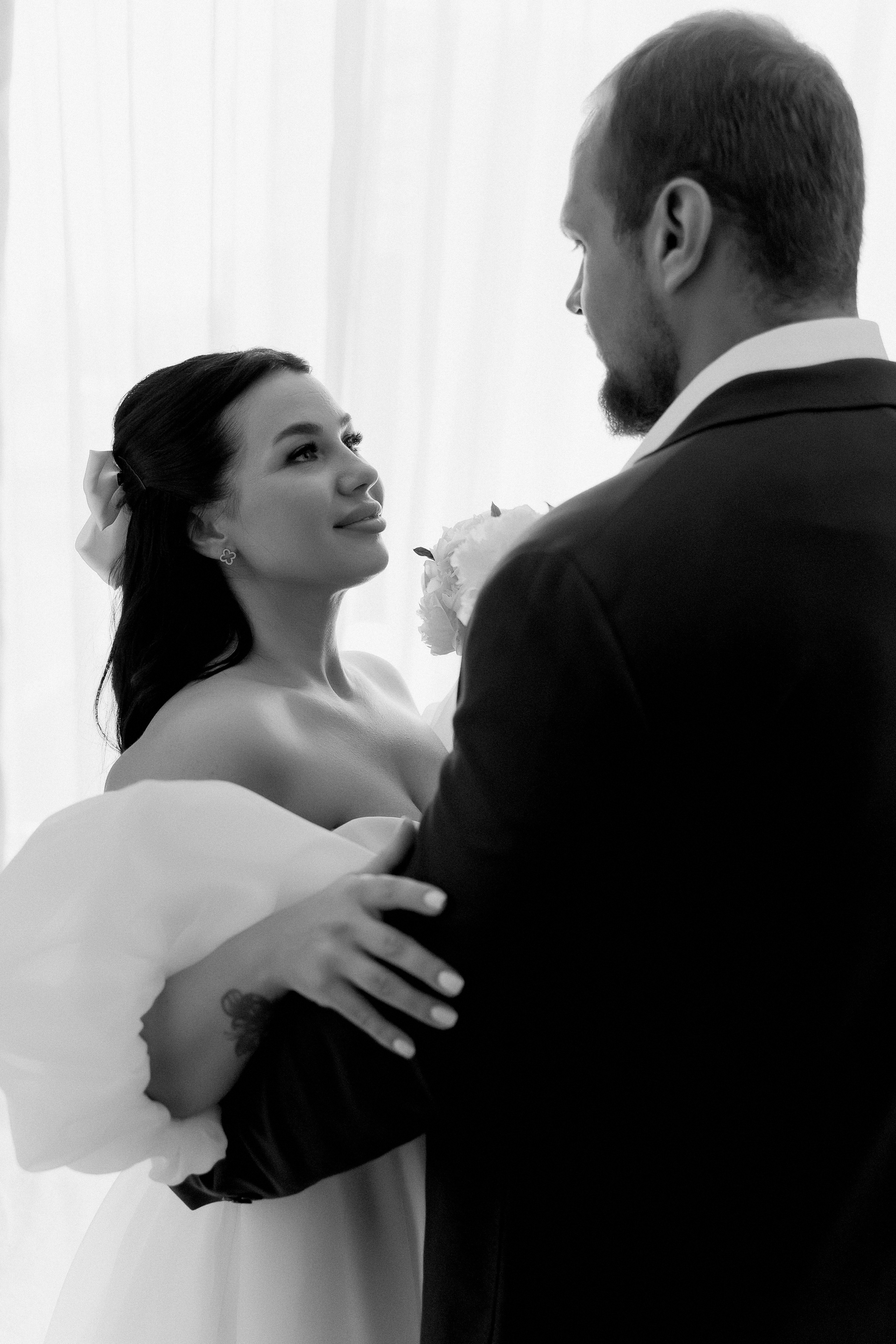 Свадебная фотосессия сборов жениха и невесты в номере отеля