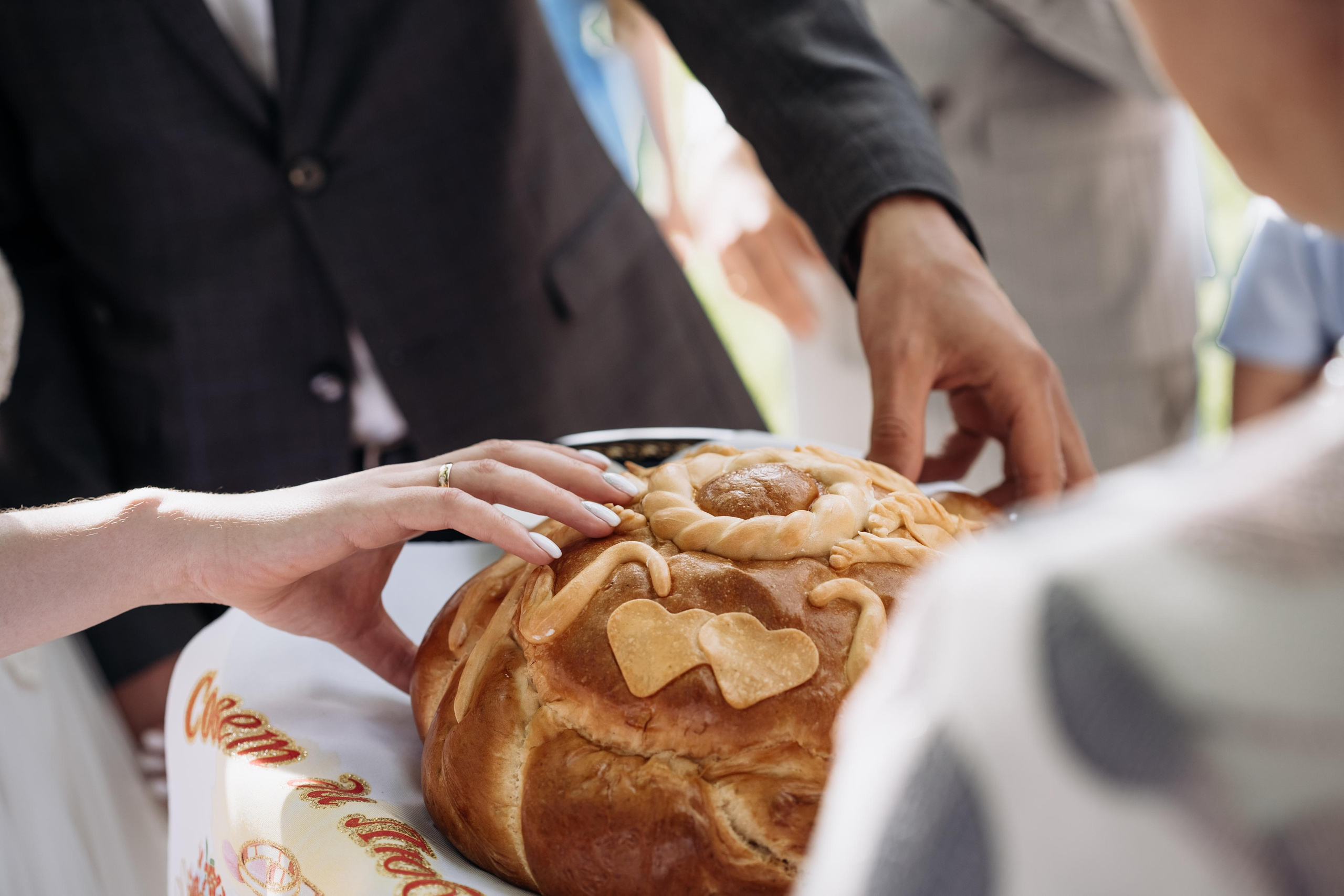 Свадебная фотосессия летом в Москве и Московской области. Каравай. Индивидуальный и семейный фотограф в Москве и городе Видное. Свадебный фотограф в Москве. Свадебный фотограф в Московской области. Свадебная фотосессия 2023. Заказать свадебную фотосессию. Фотограф недорого. Красивые свадебные фотографии. Душевный фотограф. Фотограф Видное. Фотограф Домодедово. Фотограф Бутово. Фотограф Москва. Фотограф Царицыно. Свадебная фотосессия в Царицыно. Семейная фотосессия. Контент-фотосессия в Москве. Контент-фотограф. Визуал для эксперта. 
