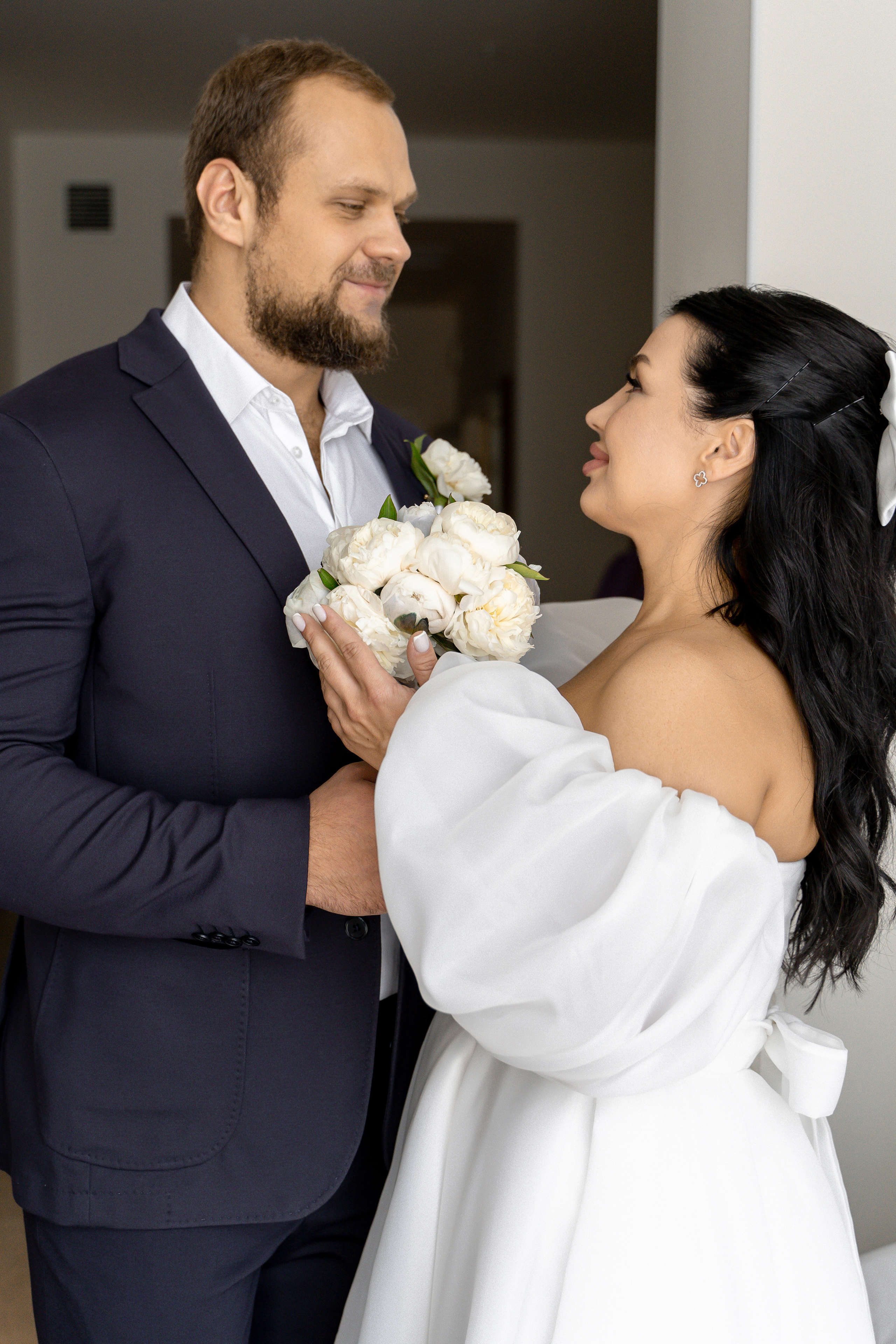 Свадебная фотосессия сборов жениха и невесты в номере отеля. Индивидуальный и семейный фотограф в Москве и городе Видное. Свадебный фотограф в Москве. Свадебный фотограф в Московской области. Свадебная фотосессия 2023. Заказать свадебную фотосессию. Фотограф недорого. Красивые свадебные фотографии. Душевный фотограф. Фотограф Видное. Фотограф Домодедово. Фотограф Бутово. Фотограф Москва. Фотограф Царицыно. Свадебная фотосессия в Царицыно. Семейная фотосессия. Контент-фотосессия в Москве. Контент-фотограф. Визуал для эксперта. 