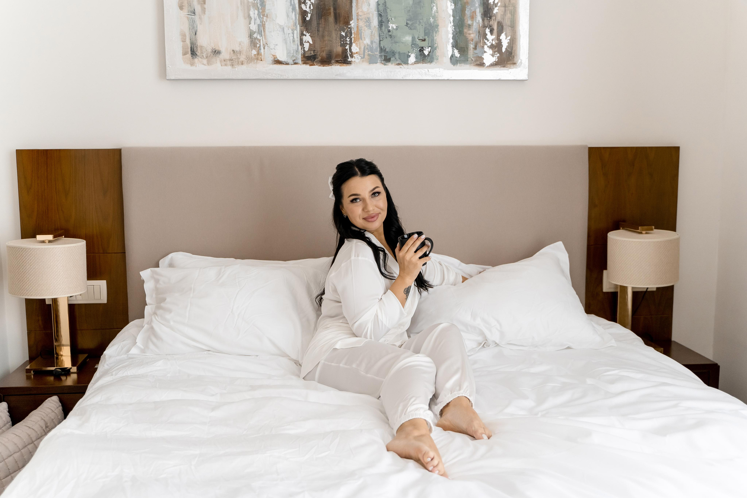 Свадебная фотосессия сборов жениха и невесты в номере отеля