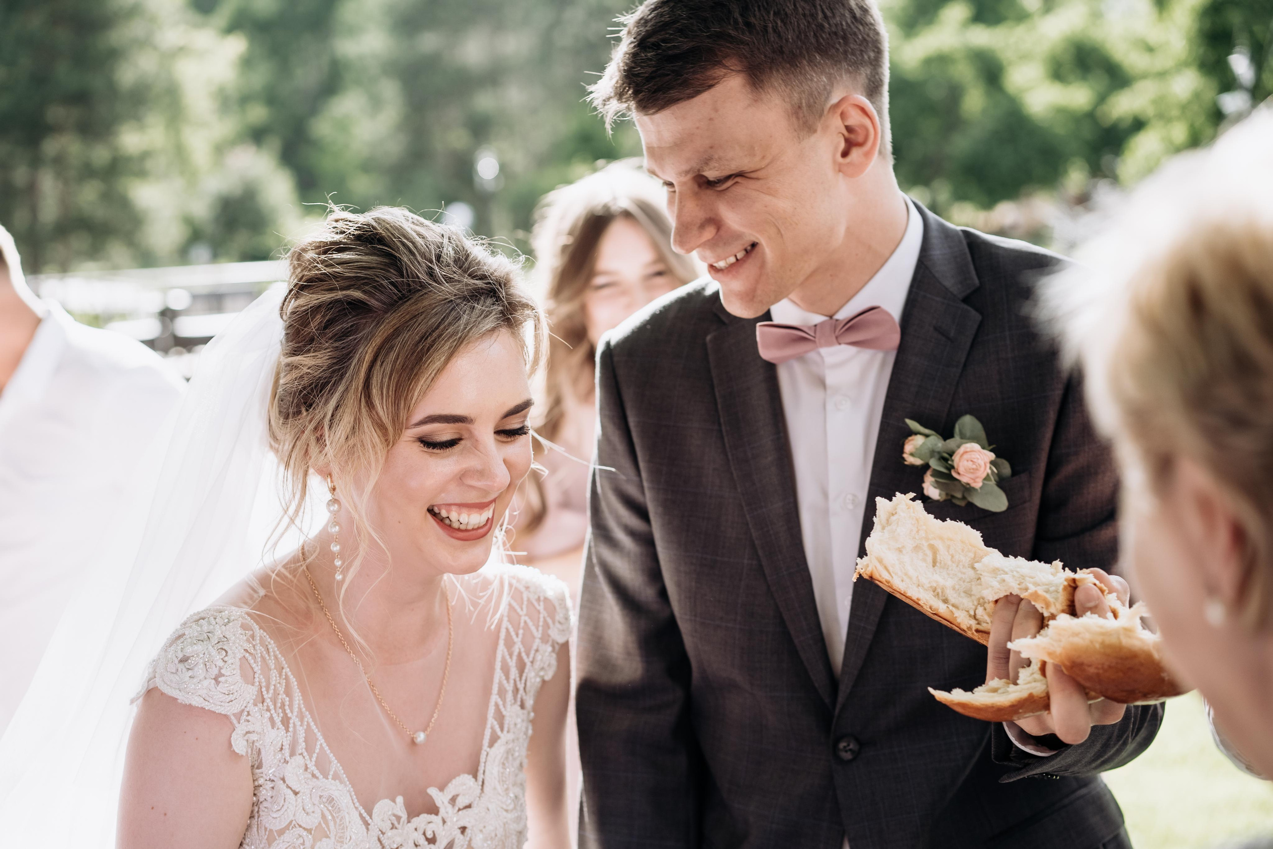 Свадебная фотосессия летом в Москве и Московской области. Каравай. Индивидуальный и семейный фотограф в Москве и городе Видное. Свадебный фотограф в Москве. Свадебный фотограф в Московской области. Свадебная фотосессия 2023. Заказать свадебную фотосессию. Фотограф недорого. Красивые свадебные фотографии. Душевный фотограф. Фотограф Видное. Фотограф Домодедово. Фотограф Бутово. Фотограф Москва. Фотограф Царицыно. Свадебная фотосессия в Царицыно. Семейная фотосессия. Контент-фотосессия в Москве. Контент-фотограф. Визуал для эксперта. 