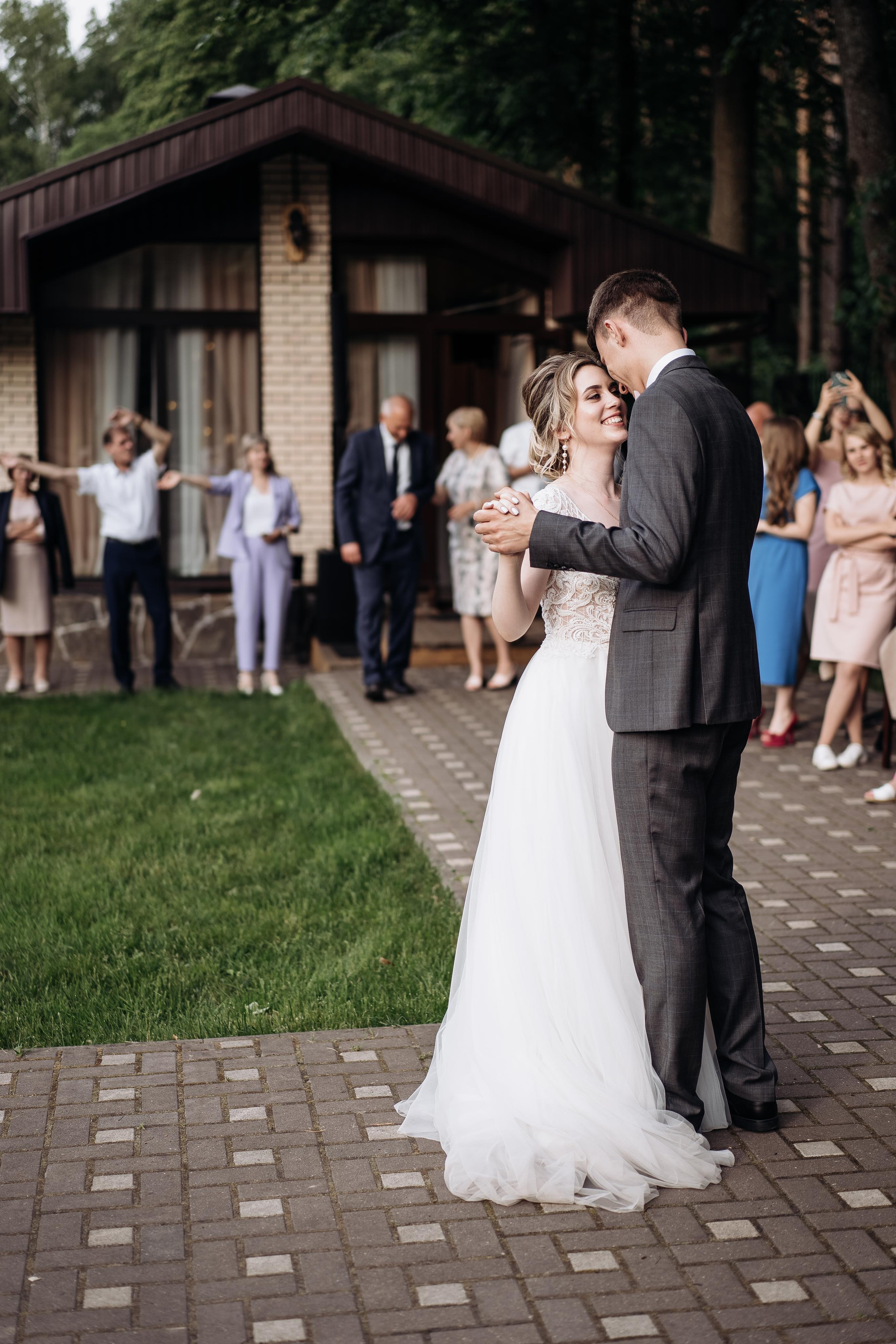 Свадебная фотосессия летом в Москве и Московской области. Первый танец. Индивидуальный и семейный фотограф в Москве и городе Видное. Свадебный фотограф в Москве. Свадебный фотограф в Московской области. Свадебная фотосессия 2023. Заказать свадебную фотосессию. Фотограф недорого. Красивые свадебные фотографии. Душевный фотограф. Фотограф Видное. Фотограф Домодедово. Фотограф Бутово. Фотограф Москва. Фотограф Царицыно. Свадебная фотосессия в Царицыно. Семейная фотосессия. Контент-фотосессия в Москве. Контент-фотограф. Визуал для эксперта. 