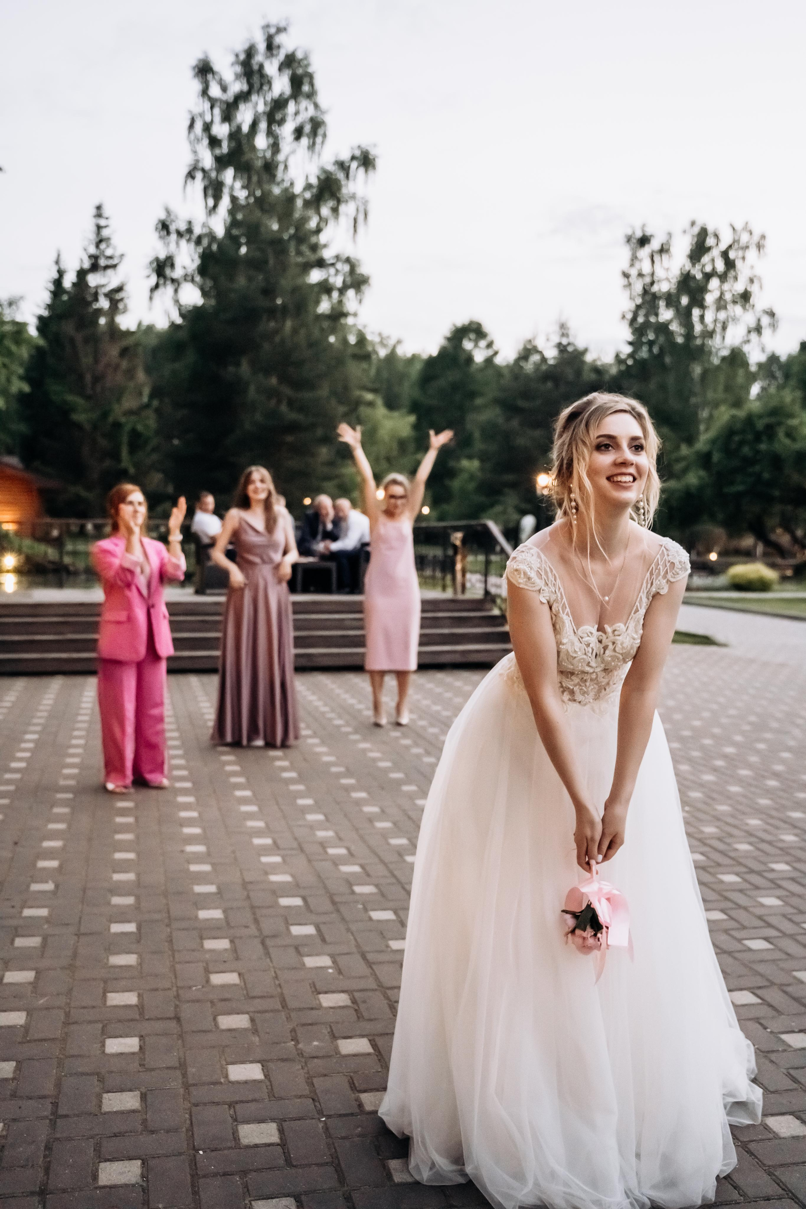 Свадебная фотосессия летом в Москве и Московской области. Букет невесты.Индивидуальный и семейный фотограф в Москве и городе Видное. Свадебный фотограф в Москве. Свадебный фотограф в Московской области. Свадебная фотосессия 2023. Заказать свадебную фотосессию. Фотограф недорого. Красивые свадебные фотографии. Душевный фотограф. Фотограф Видное. Фотограф Домодедово. Фотограф Бутово. Фотограф Москва. Фотограф Царицыно. Свадебная фотосессия в Царицыно. Семейная фотосессия. Контент-фотосессия в Москве. Контент-фотограф. Визуал для эксперта.  