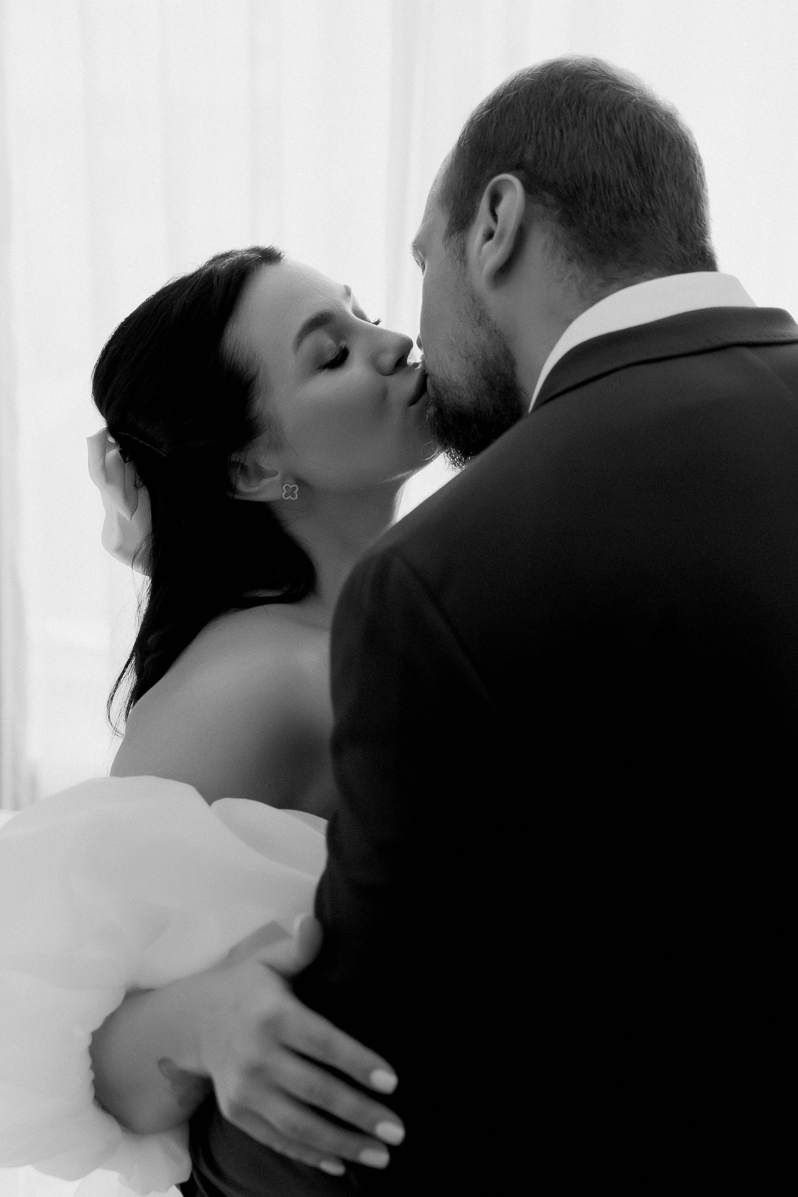 Свадебная фотосессия сборов жениха и невесты в номере отеля