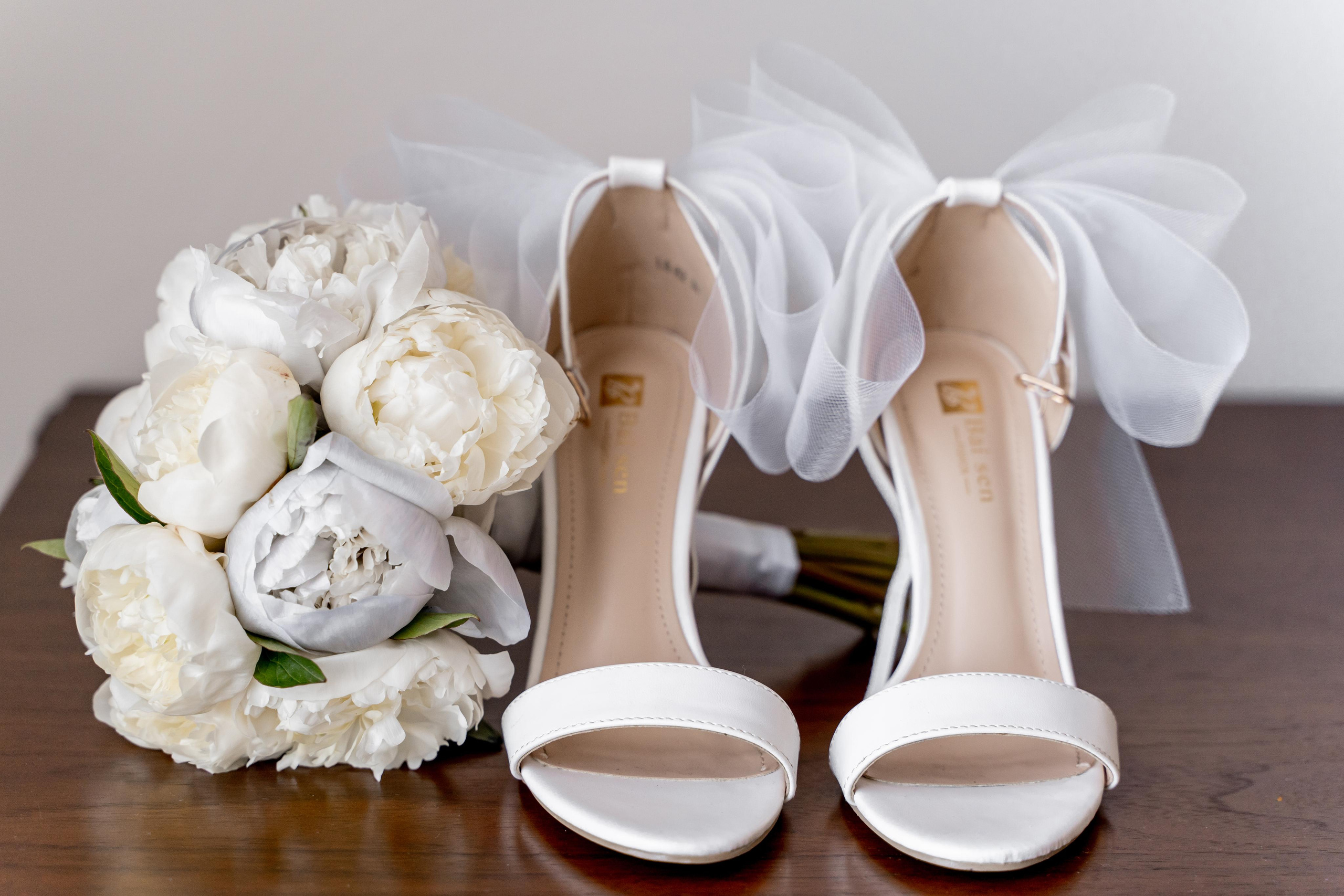 Свадебная фотосессия сборов жениха и невесты в номере отеля