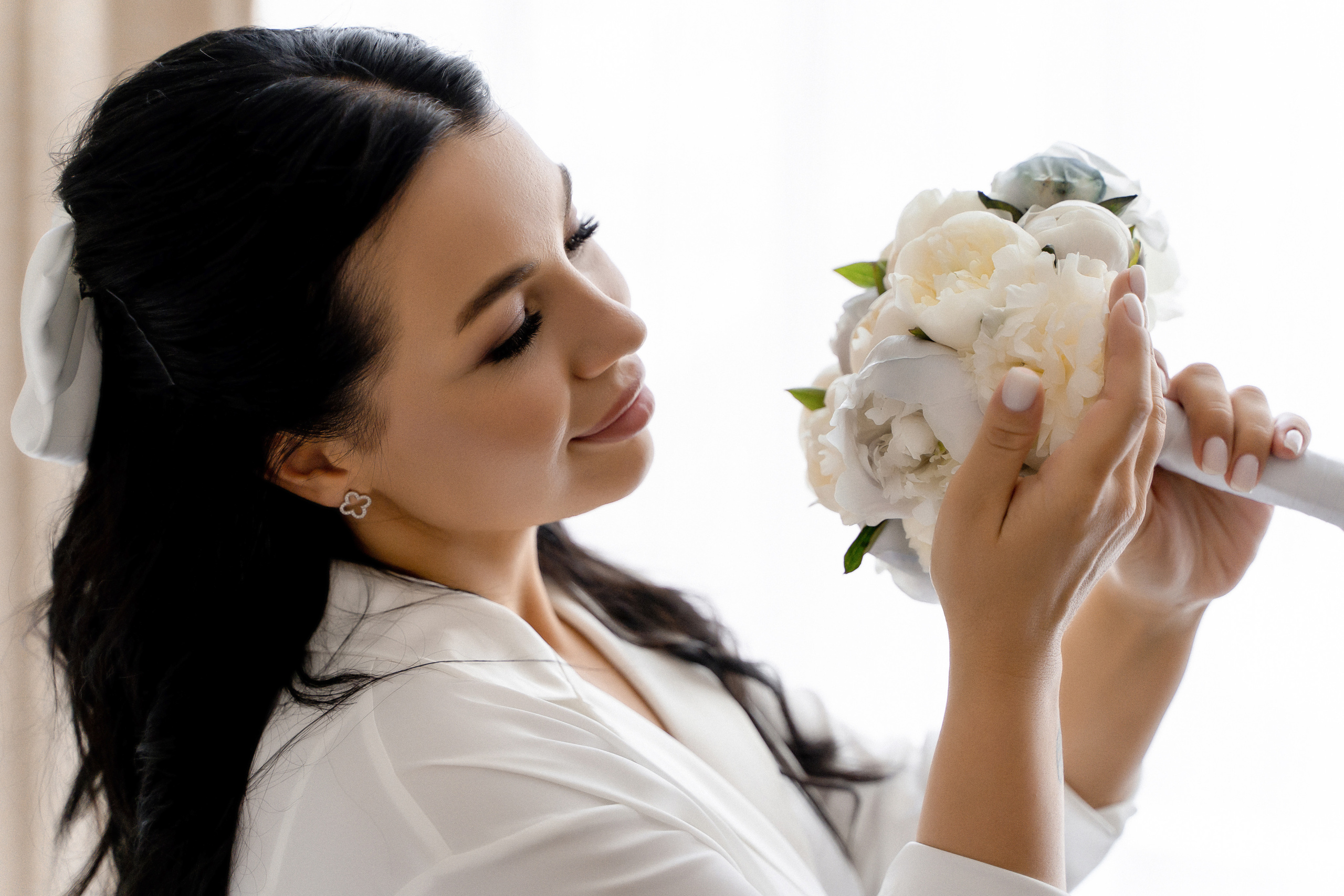 Свадебная фотосессия сборов жениха и невесты в номере отеля