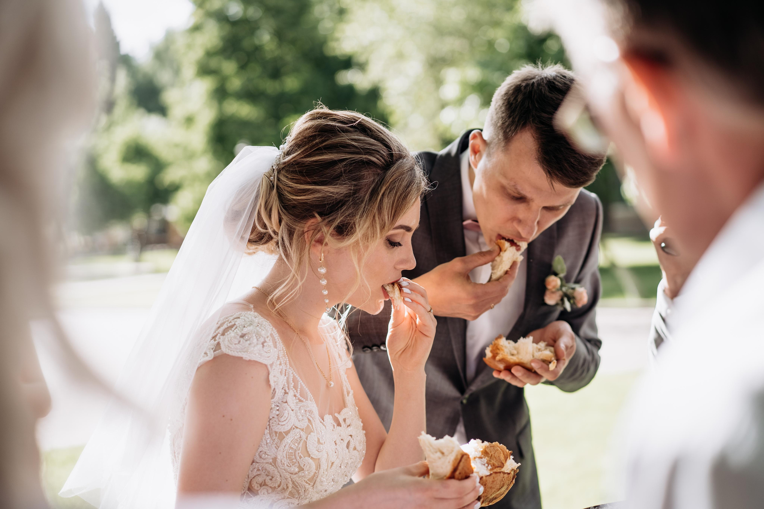 Свадебная фотосессия летом в Москве и Московской области. Каравай. Индивидуальный и семейный фотограф в Москве и городе Видное. Свадебный фотограф в Москве. Свадебный фотограф в Московской области. Свадебная фотосессия 2023. Заказать свадебную фотосессию. Фотограф недорого. Красивые свадебные фотографии. Душевный фотограф. Фотограф Видное. Фотограф Домодедово. Фотограф Бутово. Фотограф Москва. Фотограф Царицыно. Свадебная фотосессия в Царицыно. Семейная фотосессия. Контент-фотосессия в Москве. Контент-фотограф. Визуал для эксперта. 