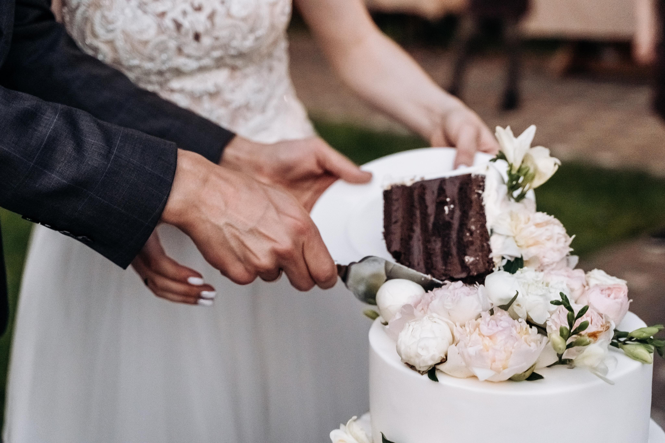 Свадебная фотосессия летом в Москве и Московской области. Свадебный торт.Индивидуальный и семейный фотограф в Москве и городе Видное. Свадебный фотограф в Москве. Свадебный фотограф в Московской области. Свадебная фотосессия 2023. Заказать свадебную фотосессию. Фотограф недорого. Красивые свадебные фотографии. Душевный фотограф. Фотограф Видное. Фотограф Домодедово. Фотограф Бутово. Фотограф Москва. Фотограф Царицыно. Свадебная фотосессия в Царицыно. Семейная фотосессия. Контент-фотосессия в Москве. Контент-фотограф. Визуал для эксперта.  