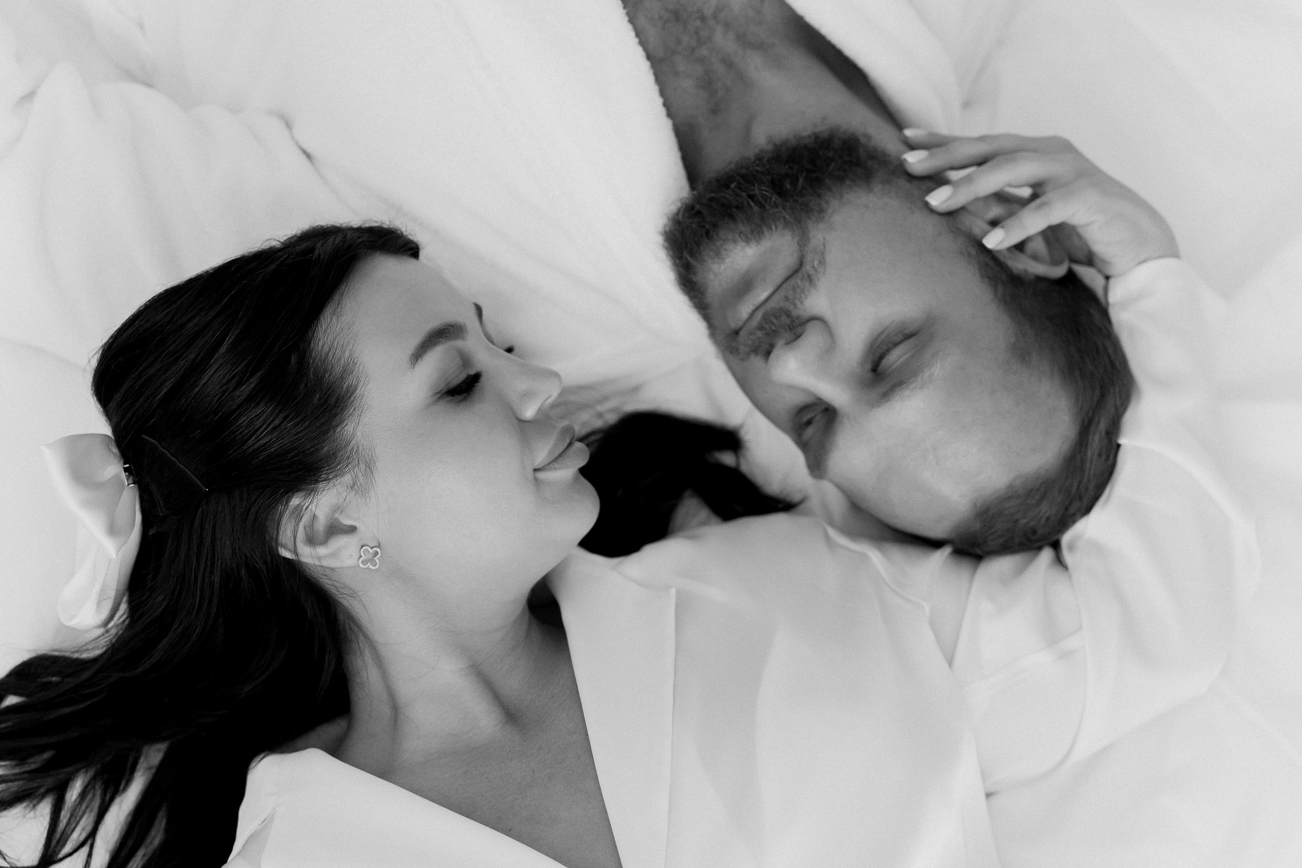 Свадебная фотосессия сборов жениха и невесты в номере отеля