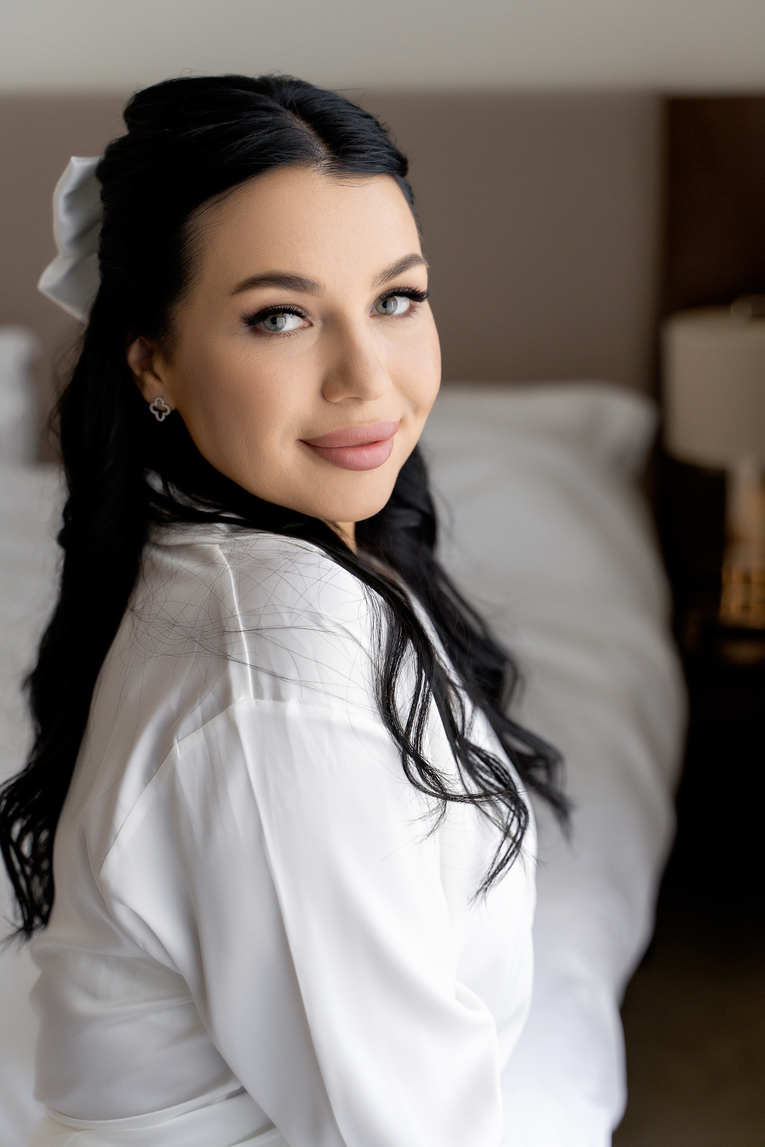 Свадебная фотосессия сборов жениха и невесты в номере отеля