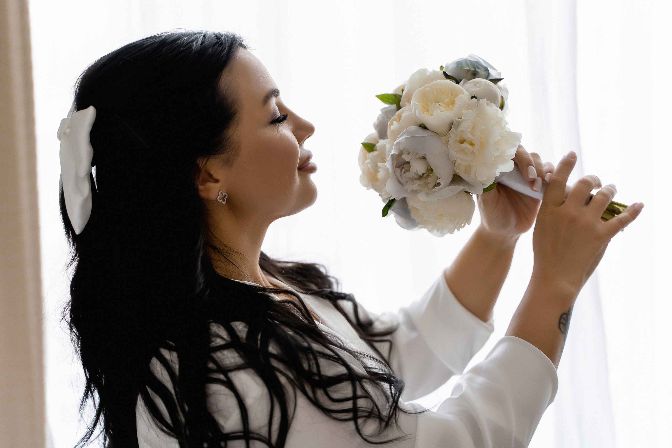 Свадебная фотосессия сборов жениха и невесты в номере отеля