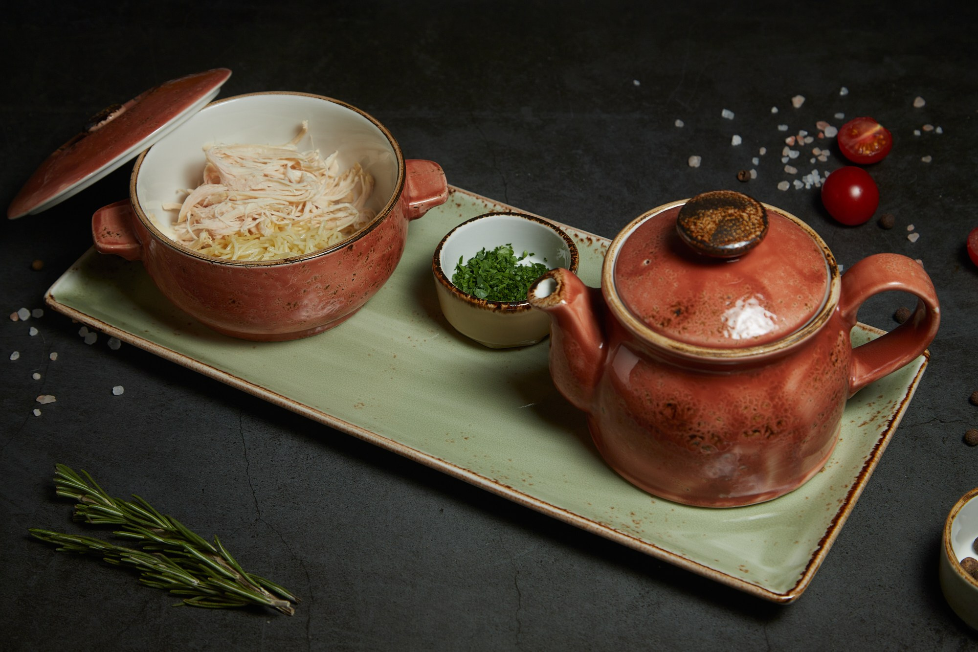 Фотосъёмка еды — две глиняные миски с супами на подносе.