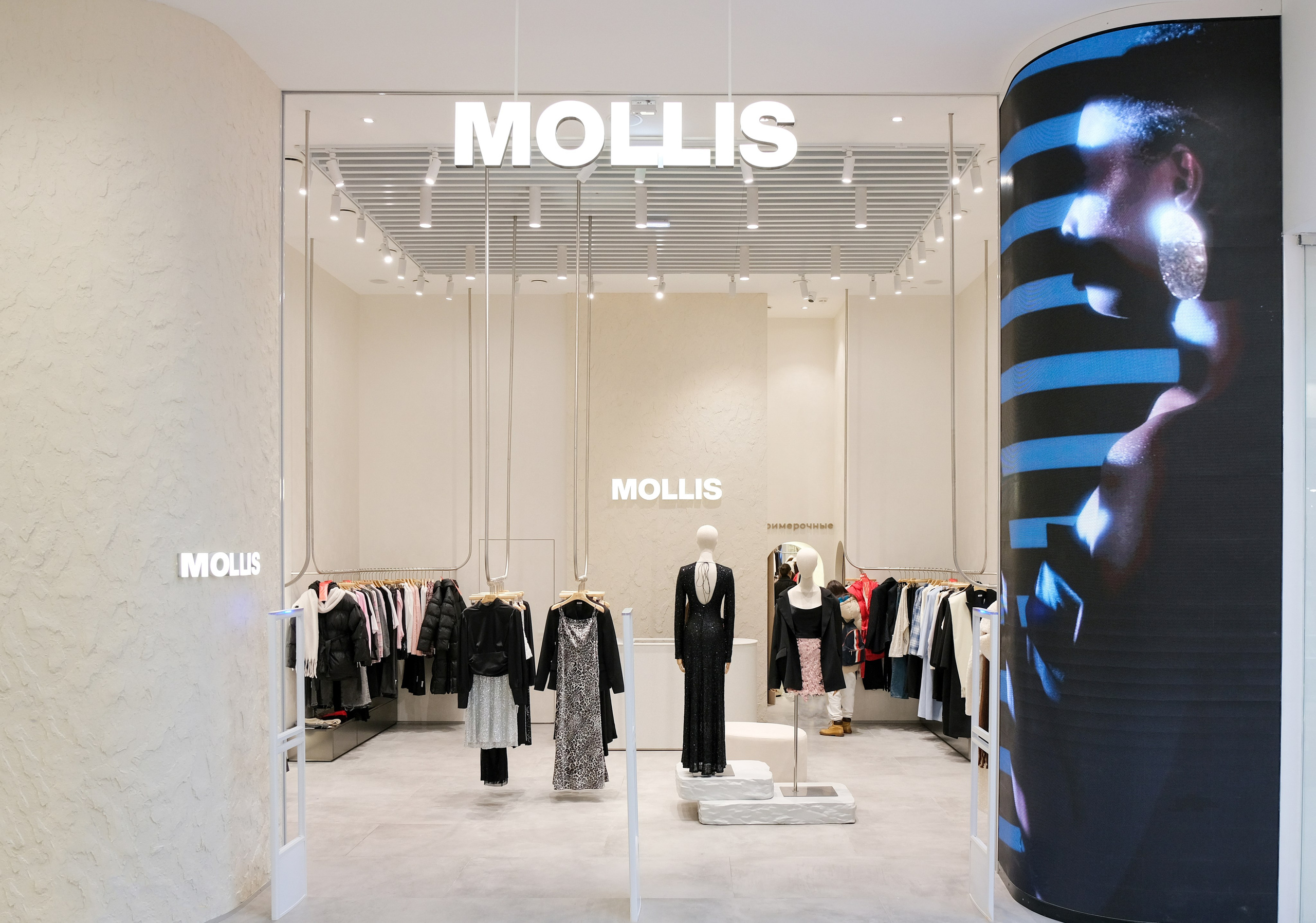 Фотография интерьера магазина женской одежды 