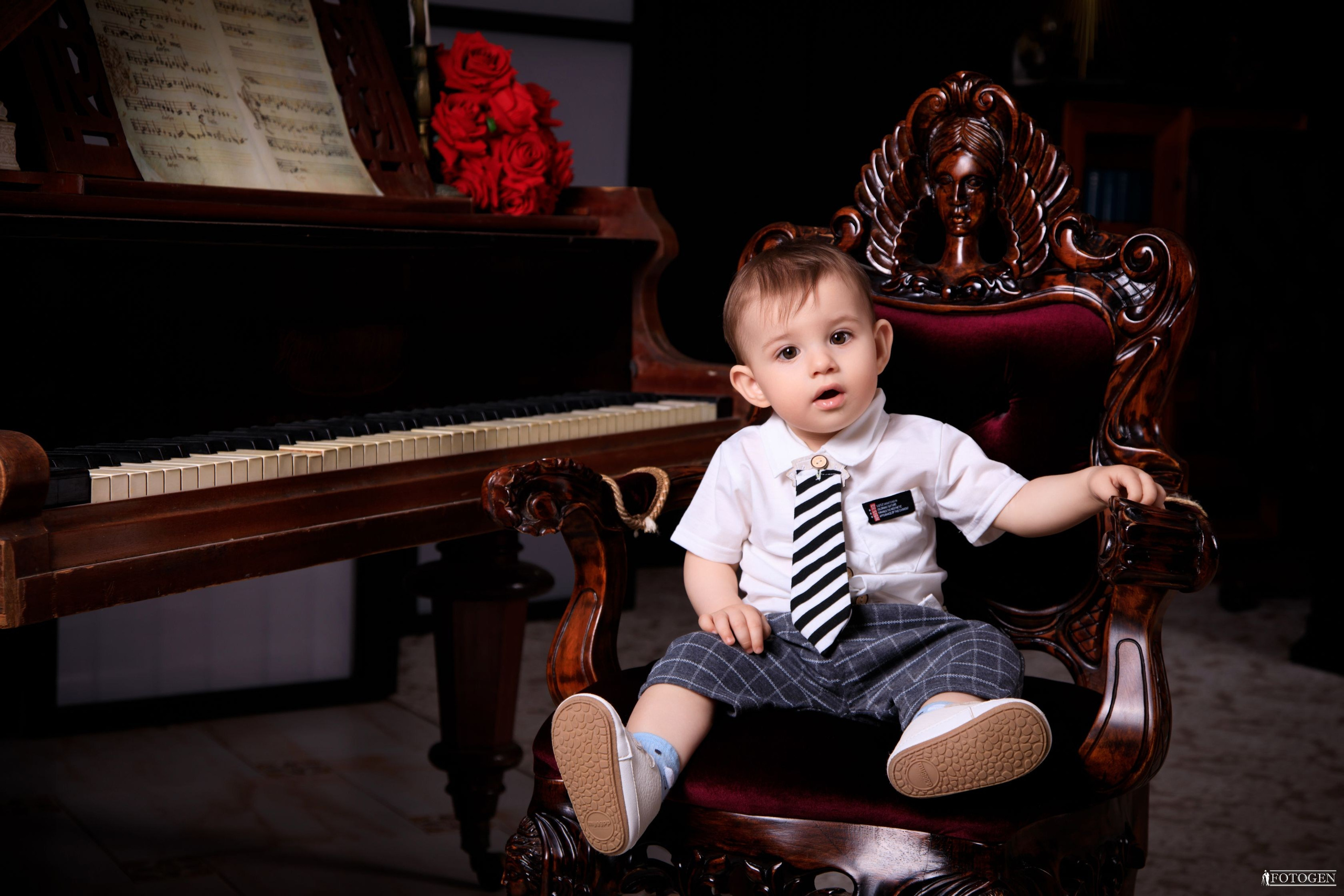 Семейная фотосессия: мама, папа и малыш | Портфолио Fotogen. Интерьерная фотостудия FOTOGEN г. Краснодар