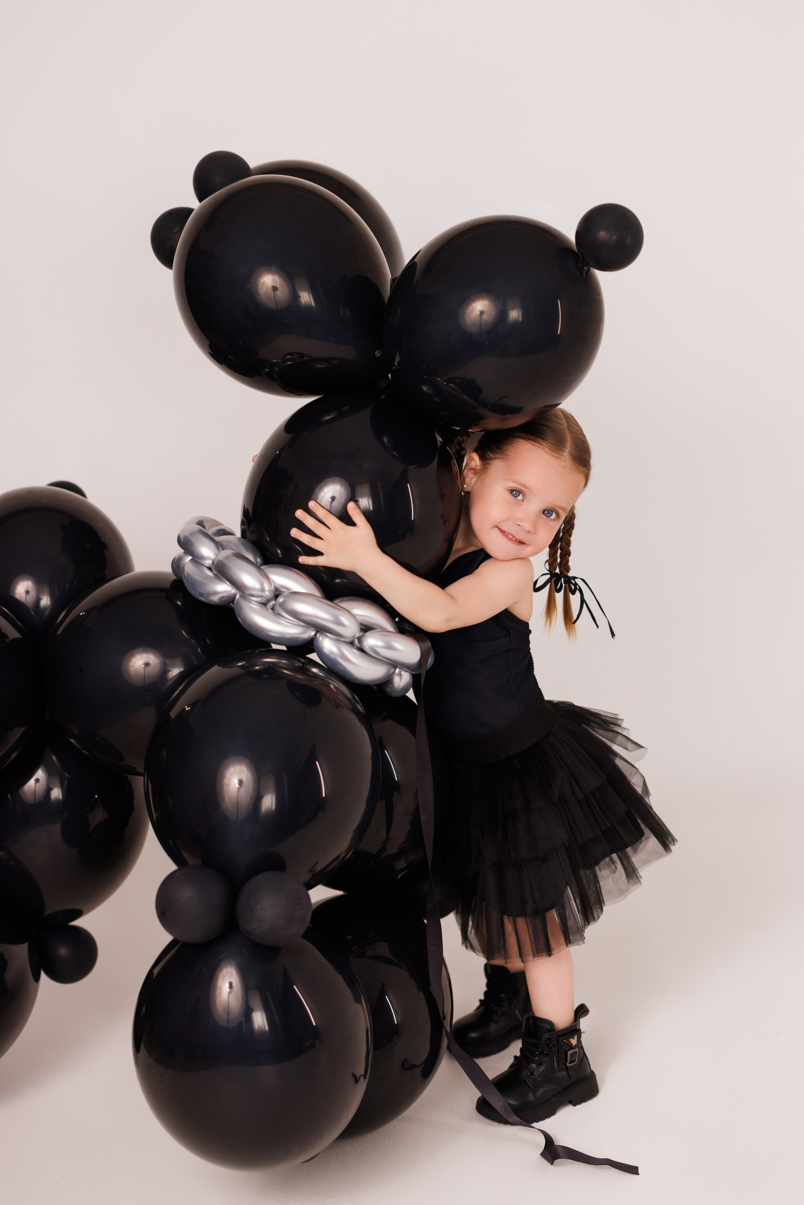 Стильная детская фотосессия с собачками из шариков, для девочек и мальчиков. Семейный и детский фотограф в Краснодаре Анна Трашкова