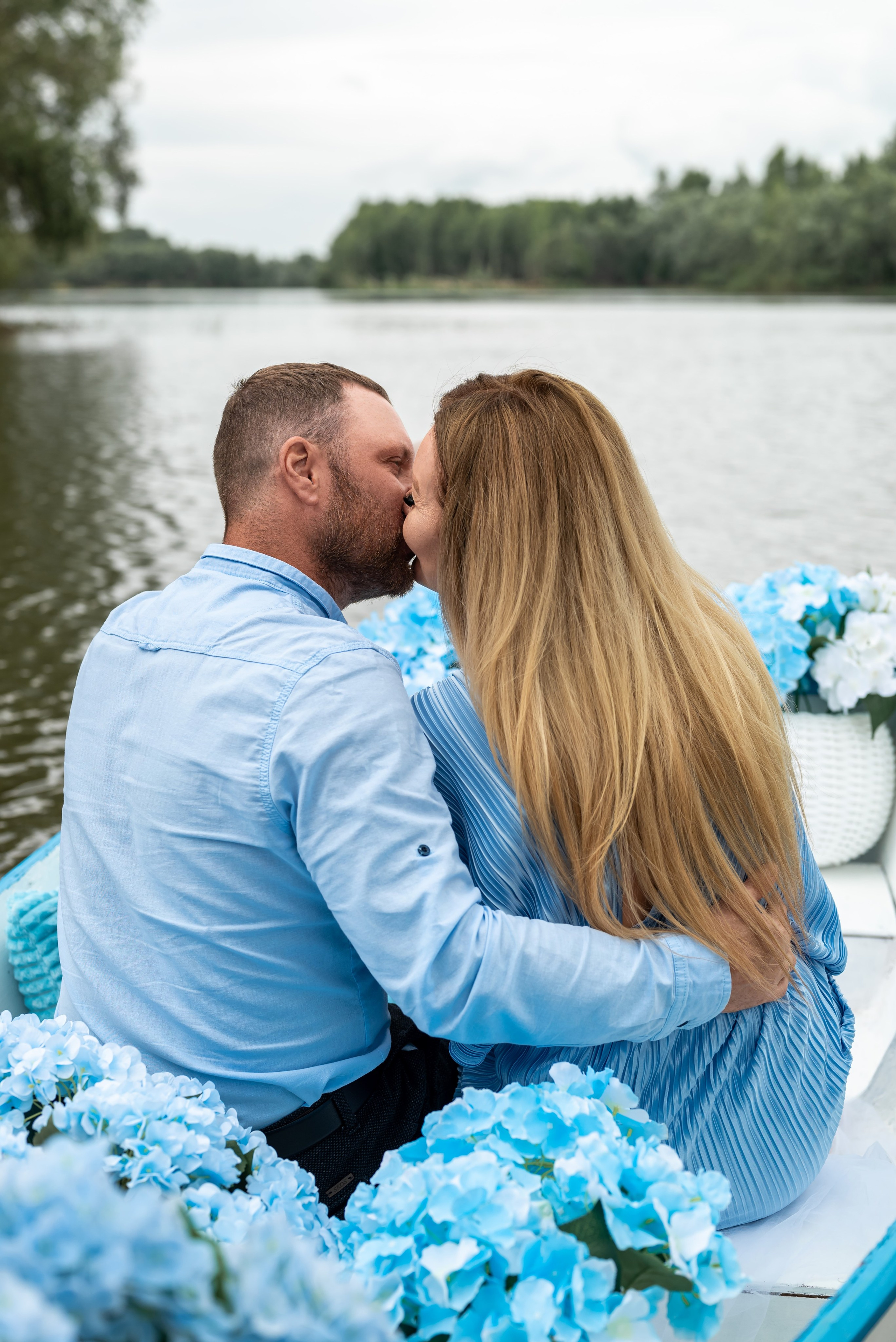 Фотопроект на лодке с голубыми гортензиями. Фотограф в городе Салават