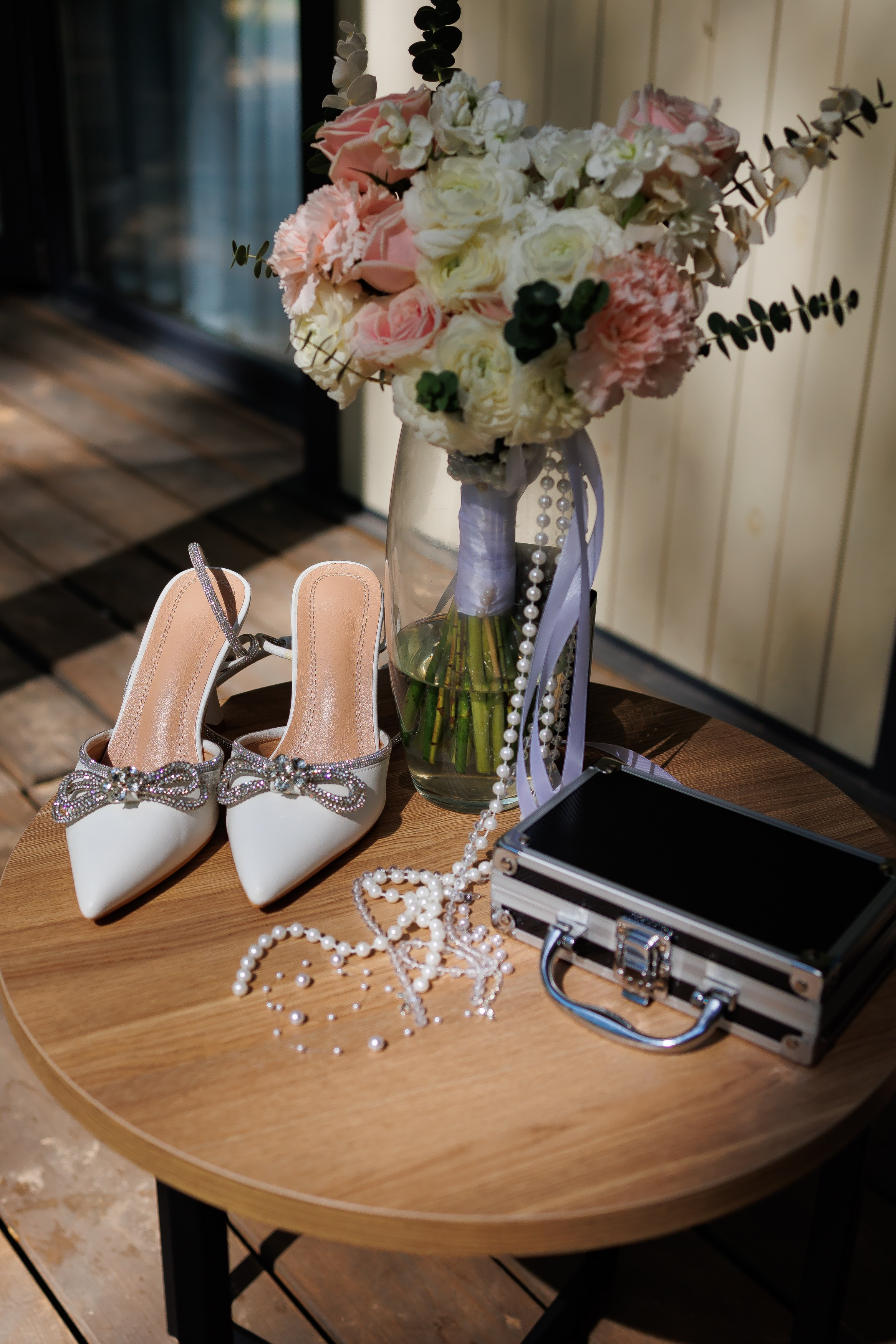 красивые свадебные аксессуары на столе