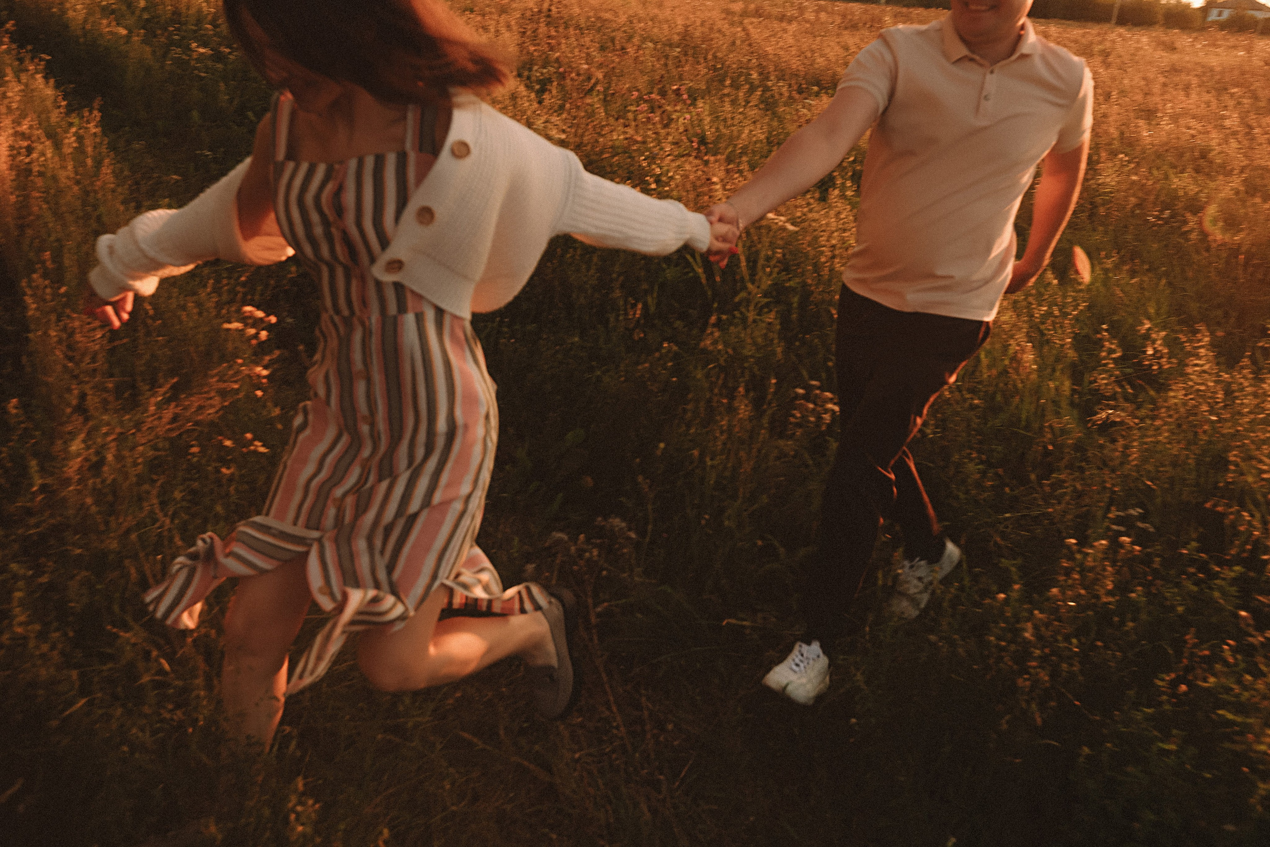 Поле love story на закате. Семейный фотограф Тюмень, фотограф на роды Салмина Мария