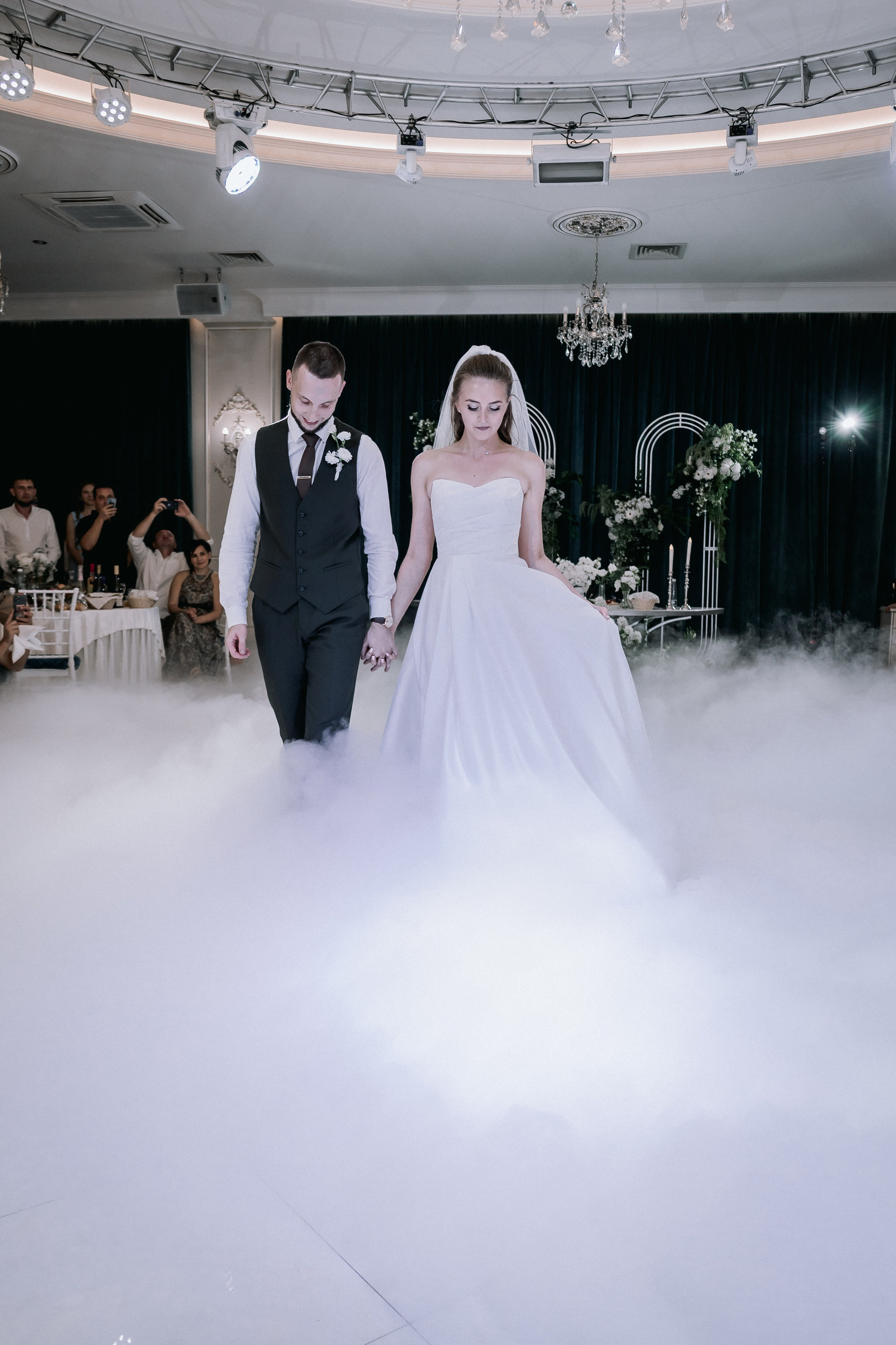 Свадебная прогулка. Эвелина и Дмитрий. Свадебная фотография. Арина Рубах