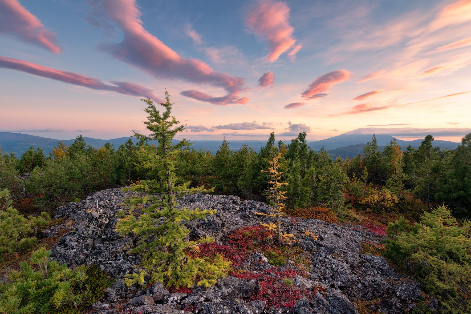Закат в горах на Серебрянском Камне рядом с горой Конжаковский Камень, лиственницы и небо.