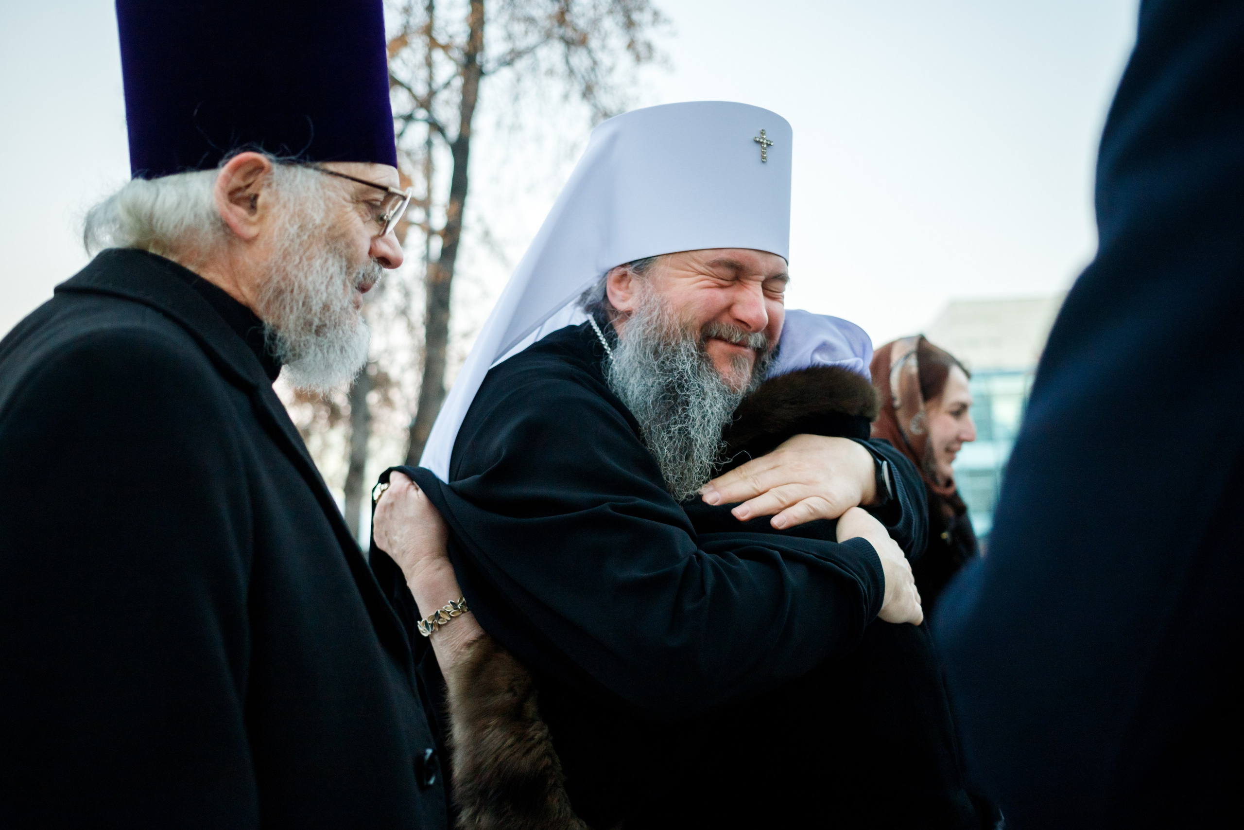 Митрополит Евгений объятие, встреча архиерея со священником, репортажная фотография Екатеринбург