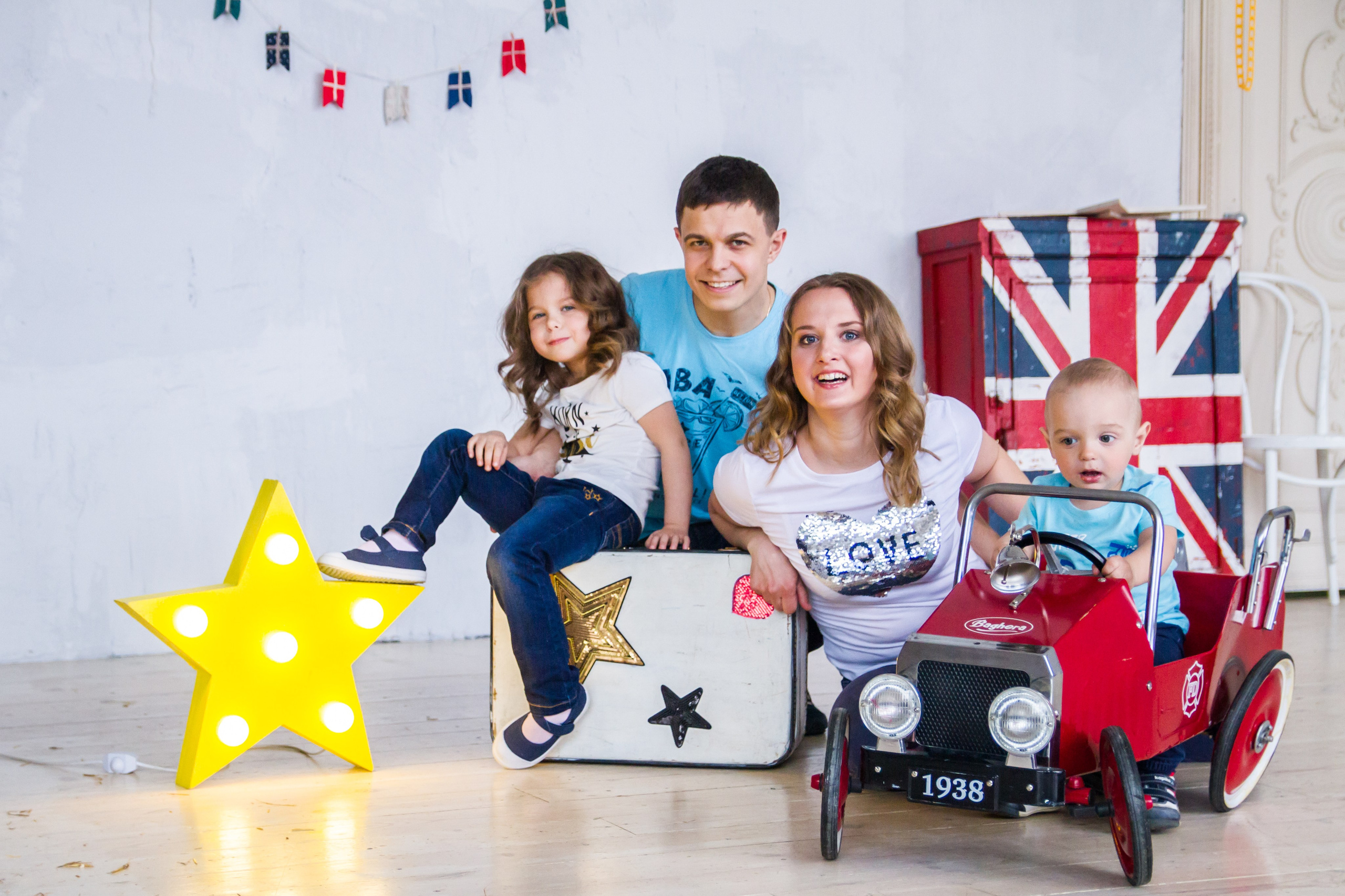 Семейная фотосессия в студии с весенней тематикой, Пасха и кролик. Семейный и детский фотограф в Москве Мария Быкова