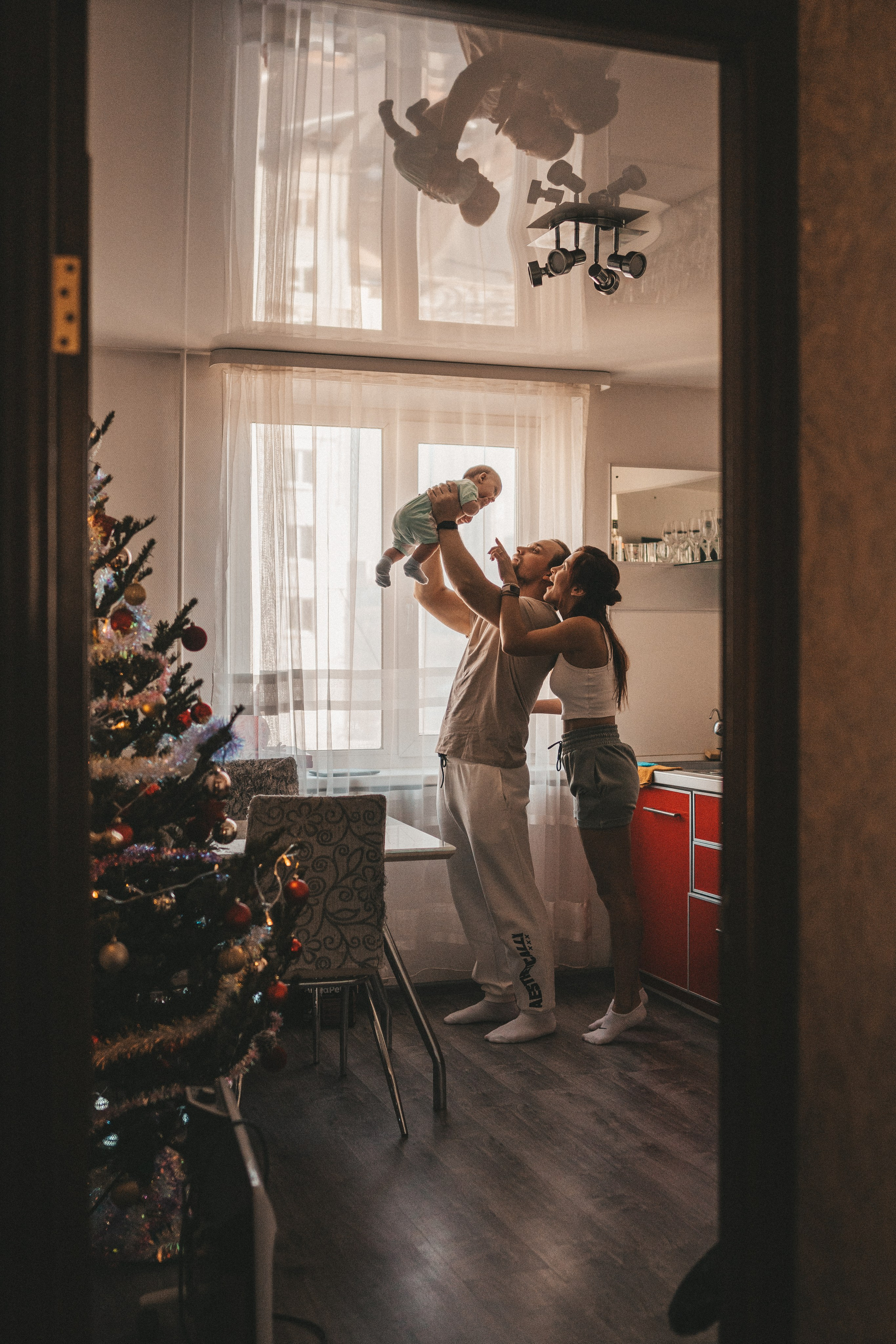 Фото на кухне издалека, папа поднял малыша на руки