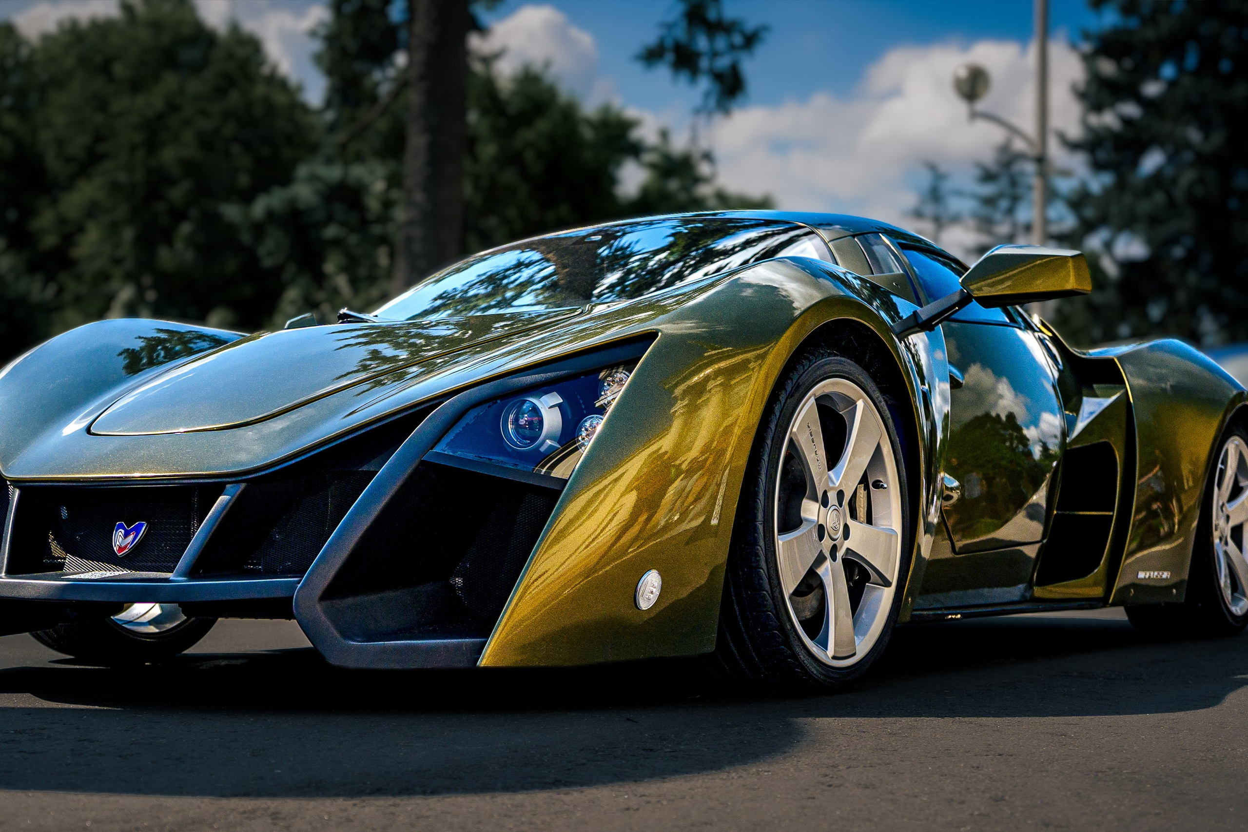 Фотосъёмка Marussia B2: российский спорткар с низким кузовом, крупный передний ракурс и выразительные линии автомобиля.