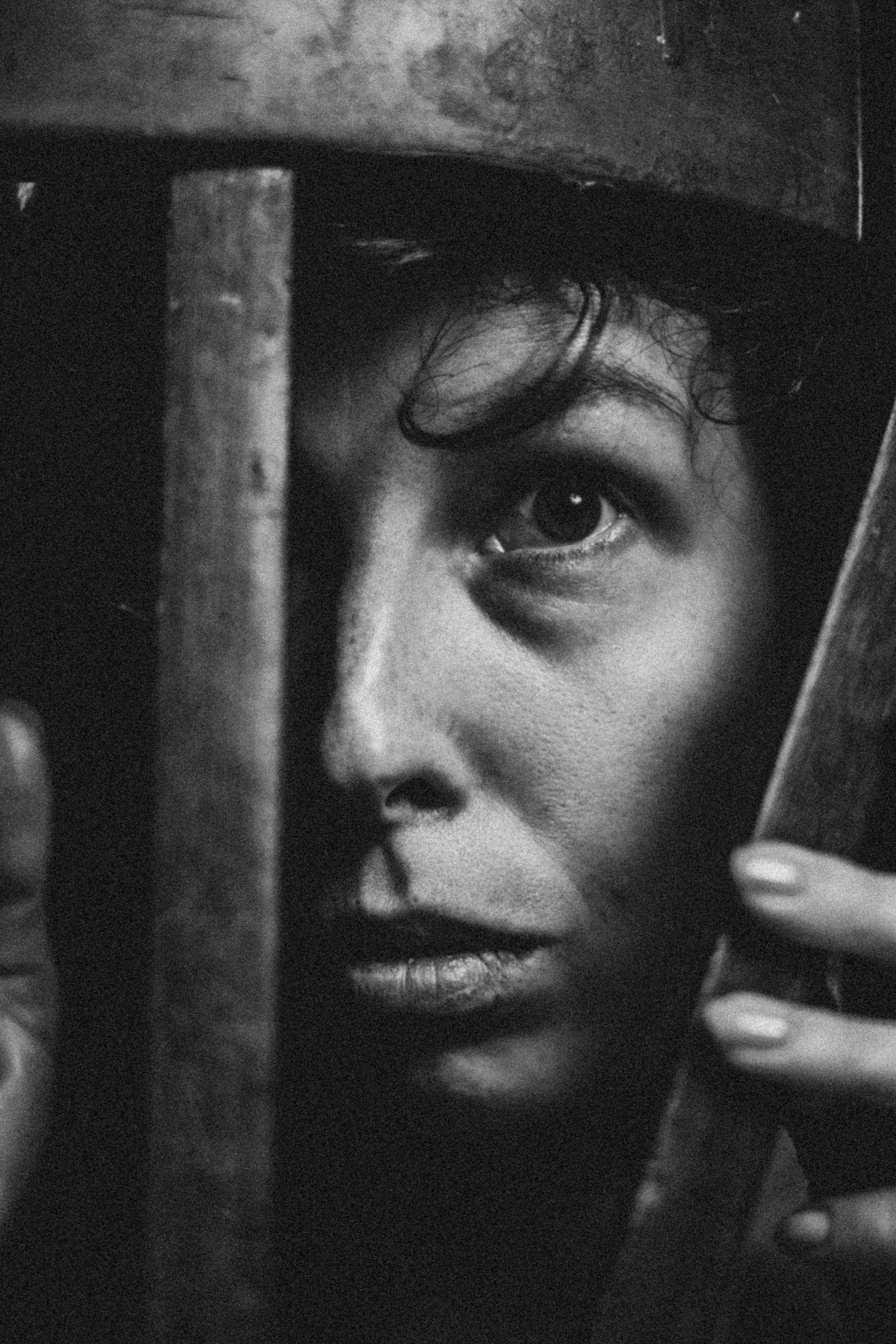 Чёрно-белая портретная фотография девушки