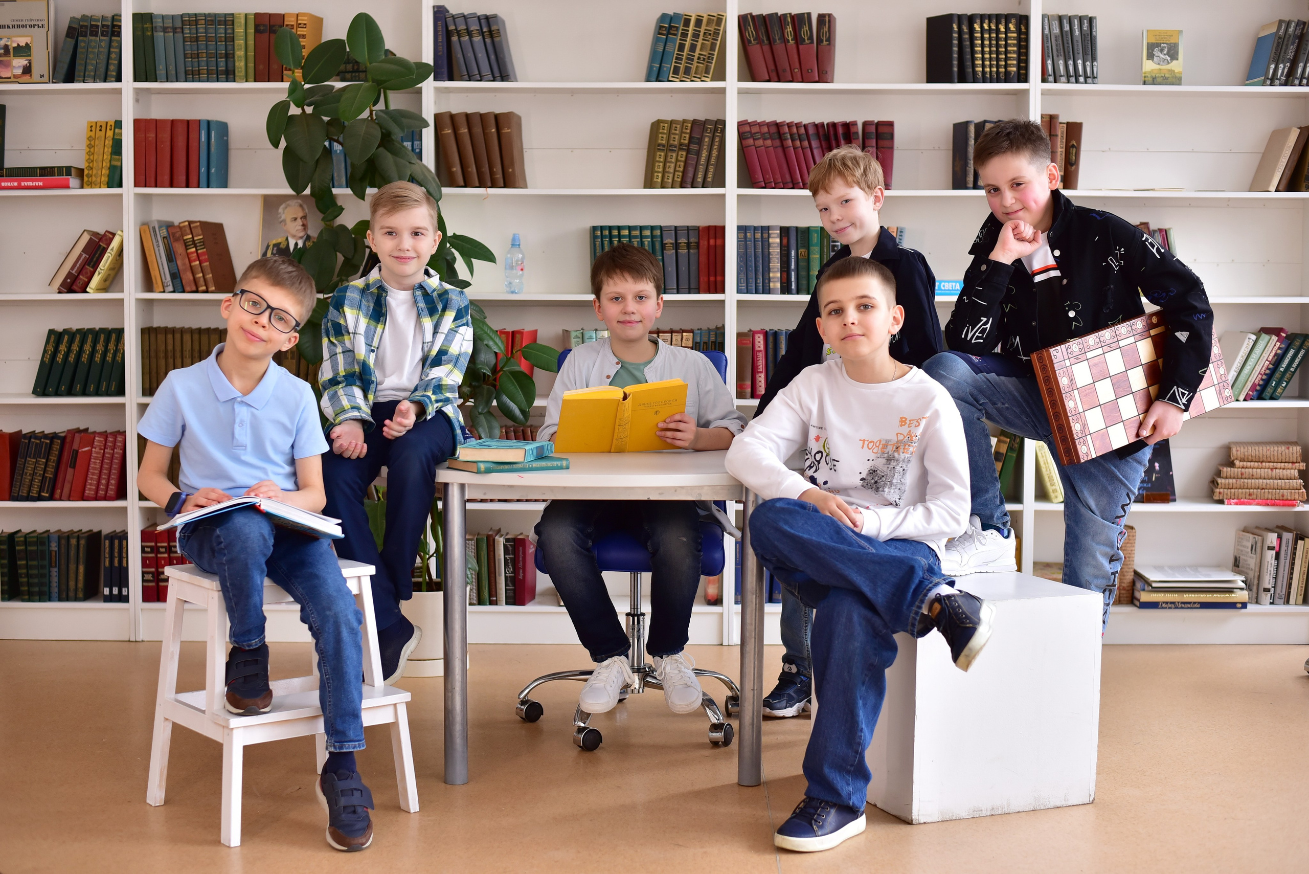 Фотоальбомы для средней и младшей школы. Стильные выпускные альбомы, детские фотосессии, сюжетные фотографии