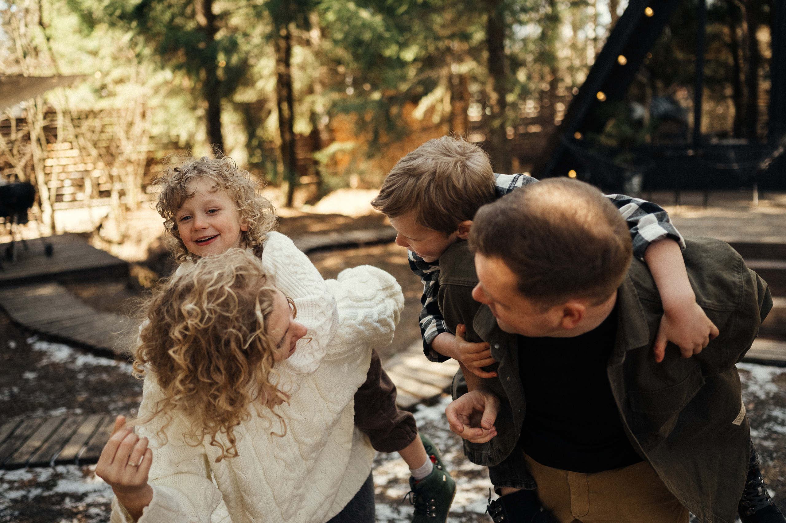 Фотосессия загородом, домик в лесу. Фотограф и видеограф в Санкт-Петербурге Полина Янушко. Съёмка родов