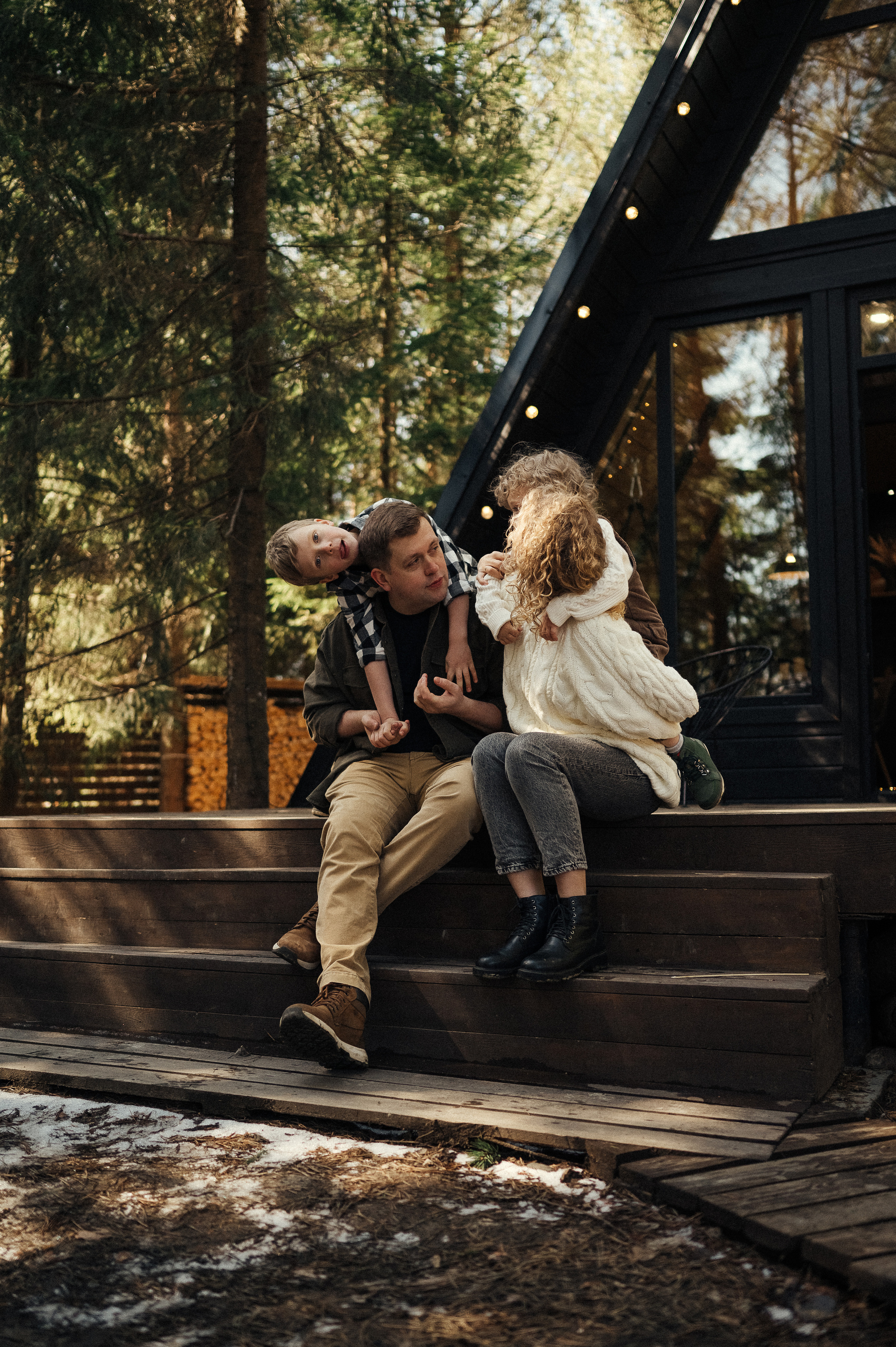 Фотосессия загородом, домик в лесу. Фотограф и видеограф в Санкт-Петербурге Полина Янушко. Съёмка родов