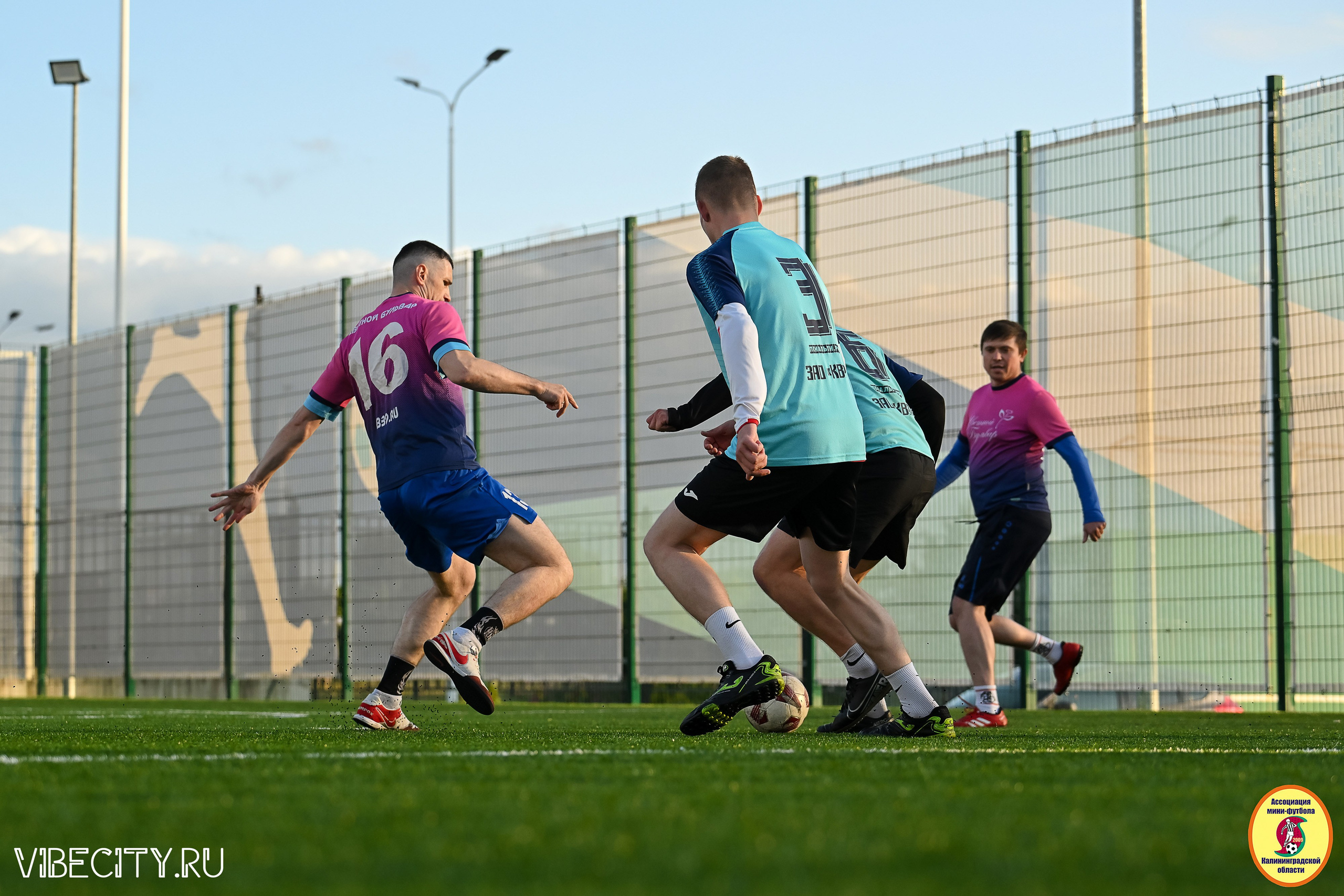 ИГРЫ МИНИ-ФУТБОЛЬНОЙ И КОРПОРАТИВНОЙ ЛИГИ. VIBECITY.RU Вайб Сити Ру Фоторепортажи Фотоотчеты Калининград