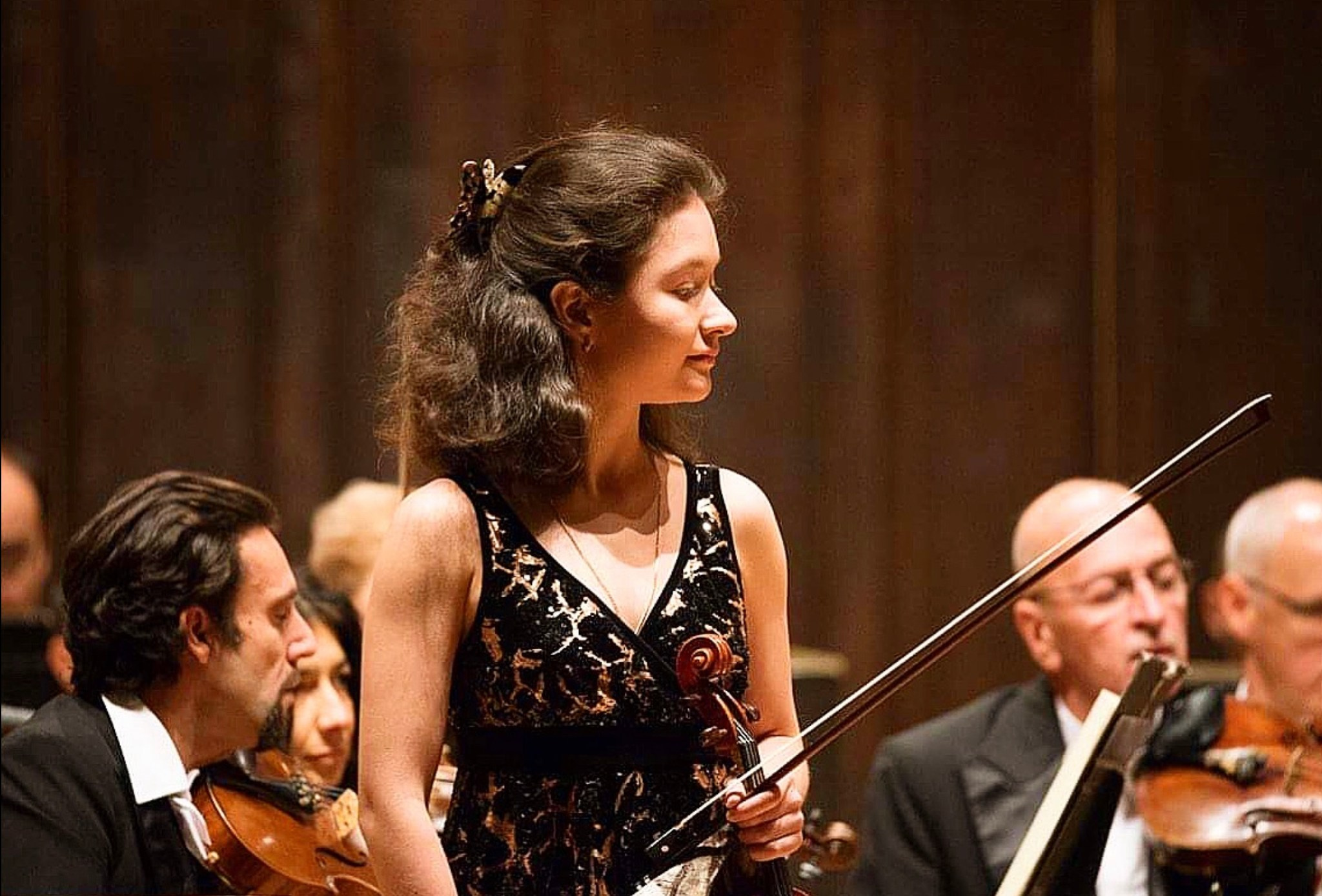 На сцене. Скрипачка Анна Савкина