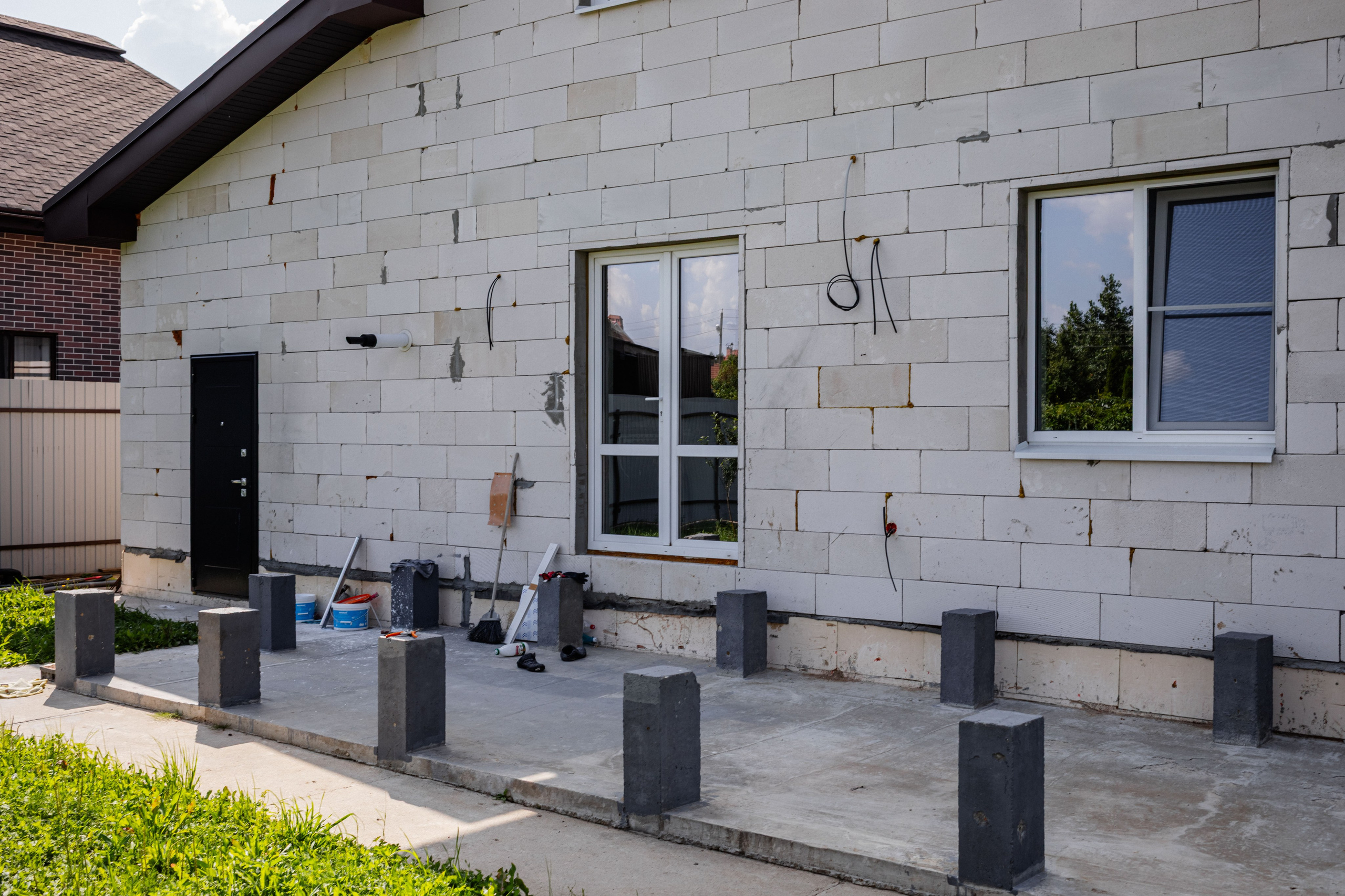 Готовый каркас дома с установленной кровлей и окнами.Чепелево