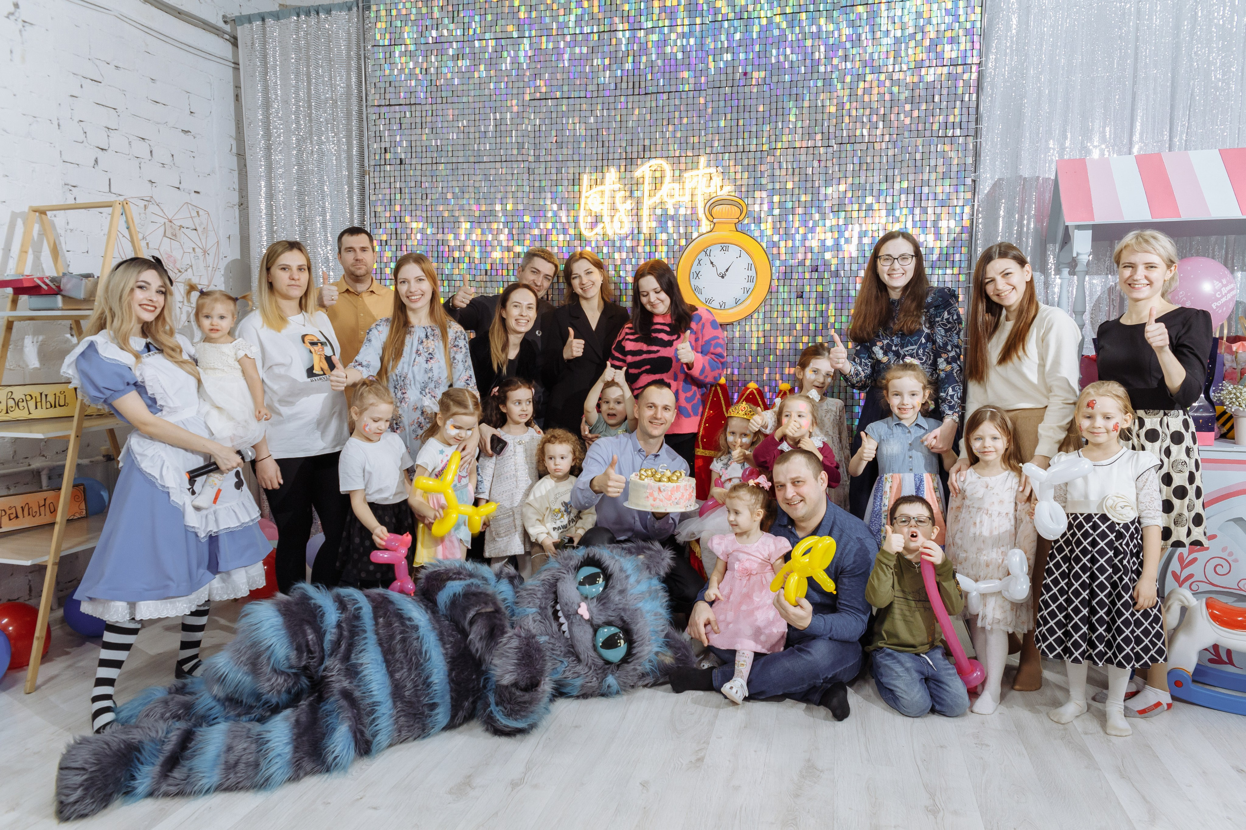 Олеся празднует свое 6 летие в компании Алисы, Чеширского кота и друзей. Событийный фотограф Максим Бескоровайновнов